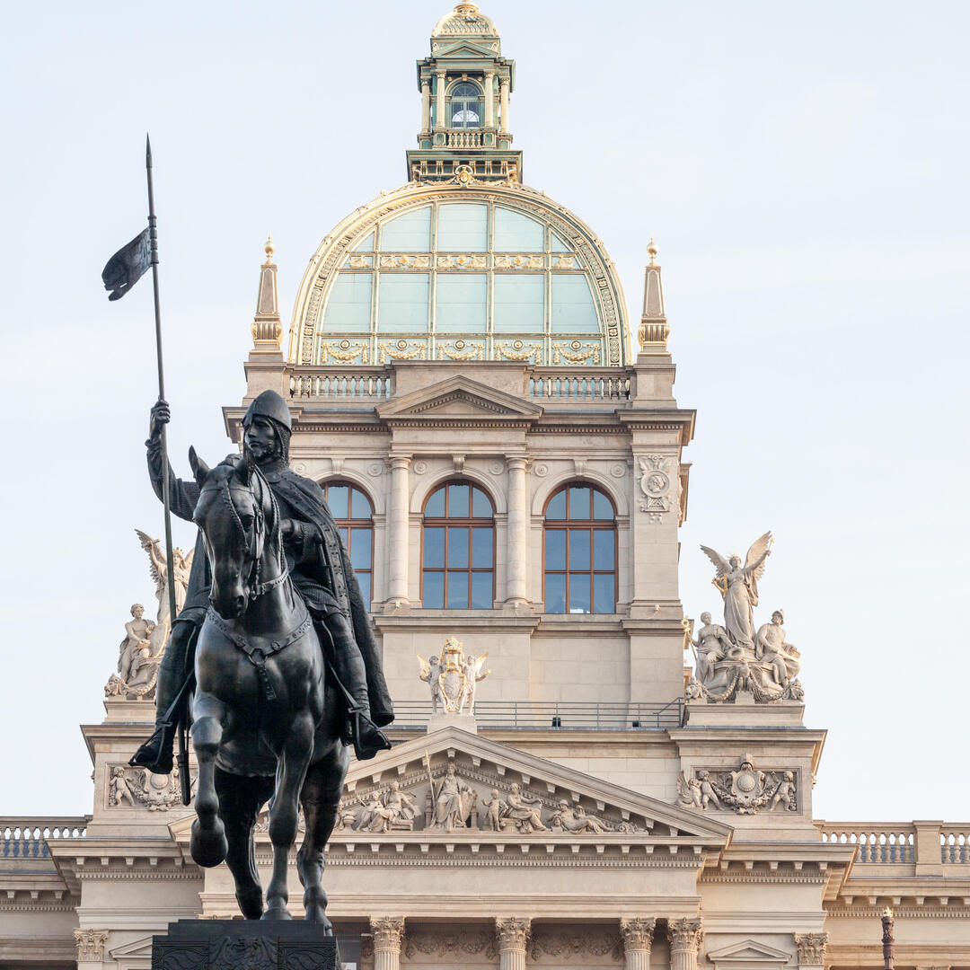 Die Statue des heiligen Wenzel auf dem Wenzelsplatz vor dem Nationalmuseum in Prag in Tschechien.