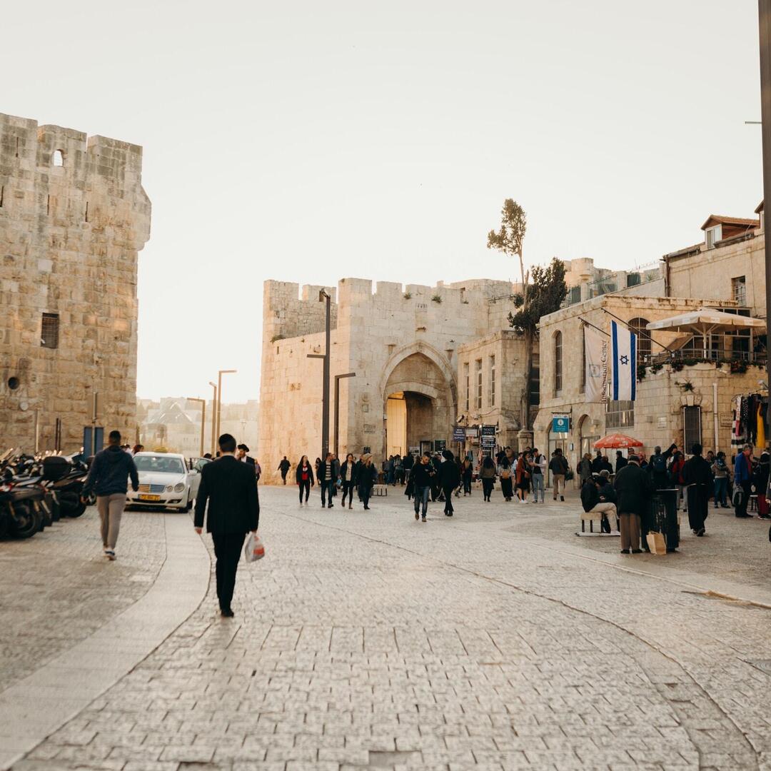 Menschen auf der Straße in Jerusalem in Israel