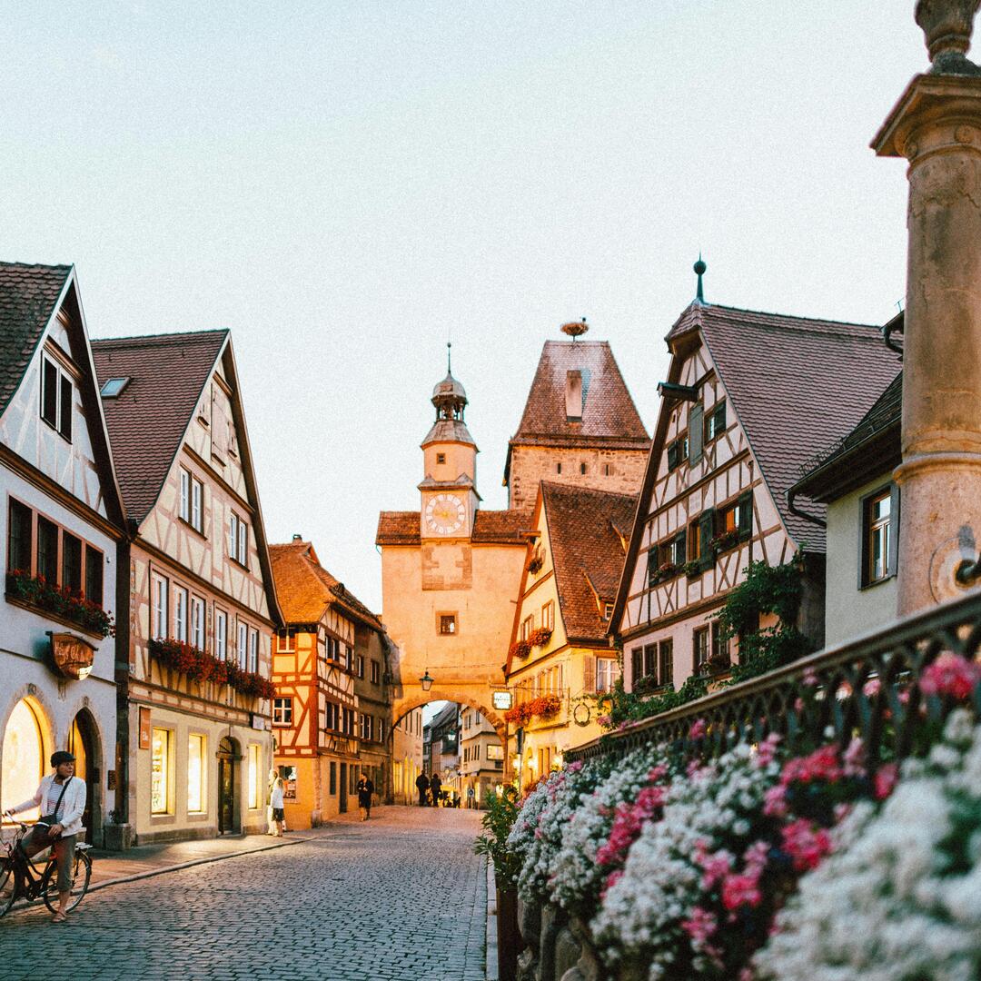 Marktplatz mit Blumen vor Fachwerkhaeusern und Turm