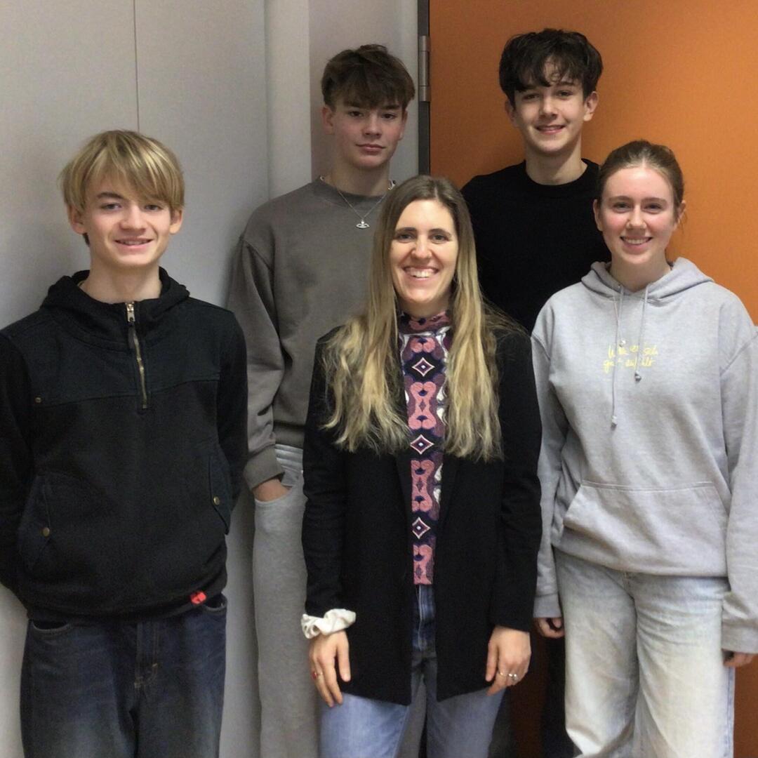 Die Schüler Seraphina, Lasse, Noah, und Benno mit Französischelehrerin Magdalena Stemplinger.