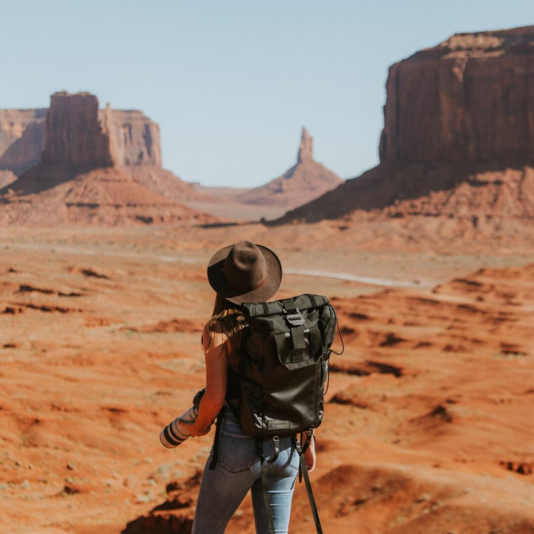 Eine Frau mit Rucksack steht im Grand Canyon