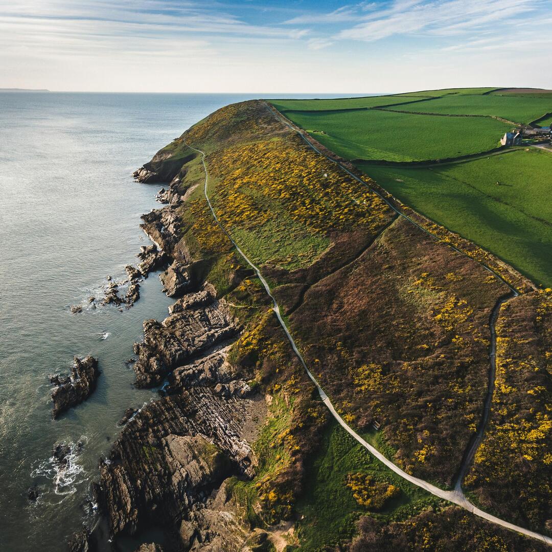 Luftaufnahme einer Klippe an der britischen Steilküste