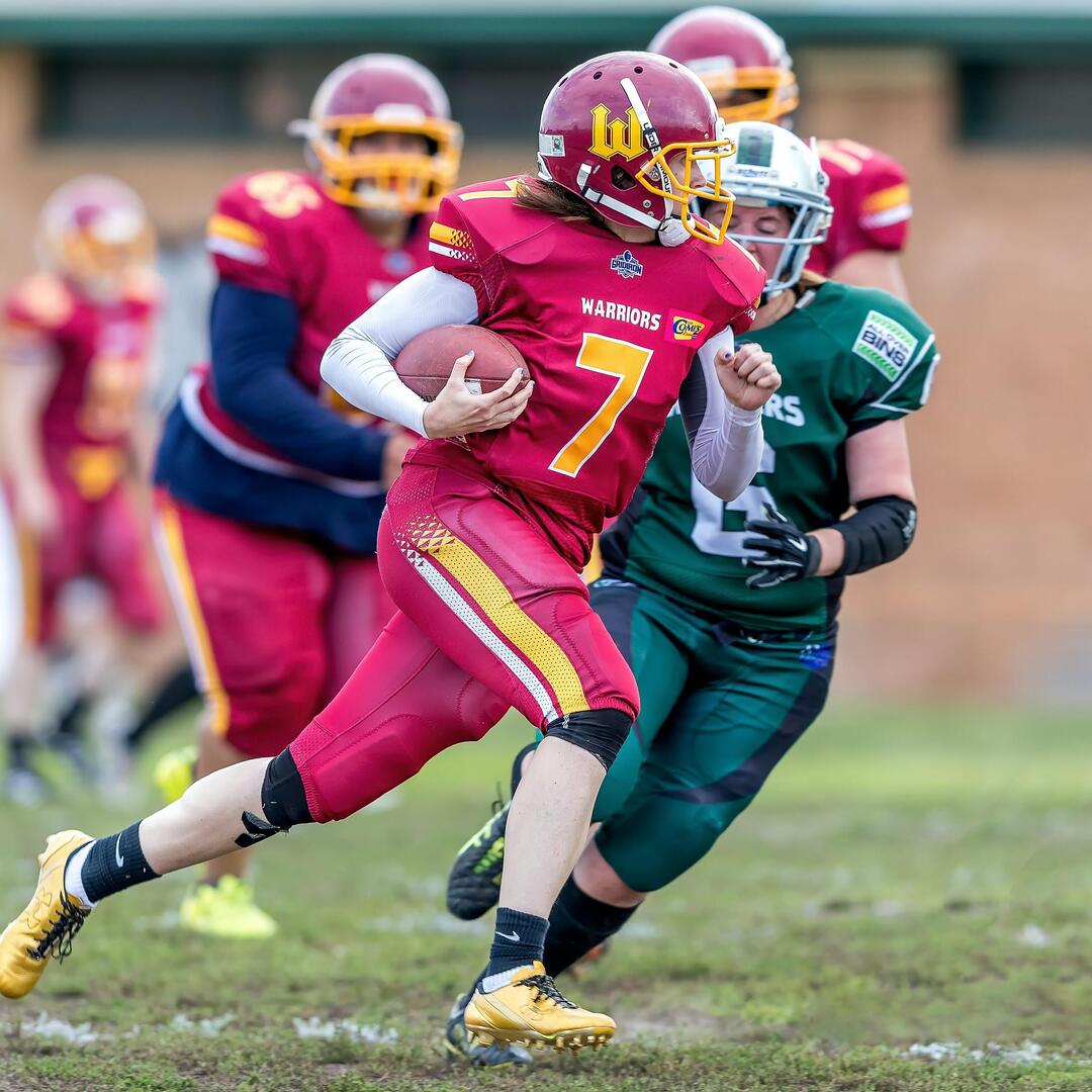 Footballspieler, die auf einem Spielfeld laufen