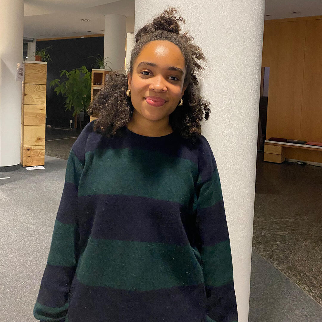 Foto von Lavinia stehend im Flur