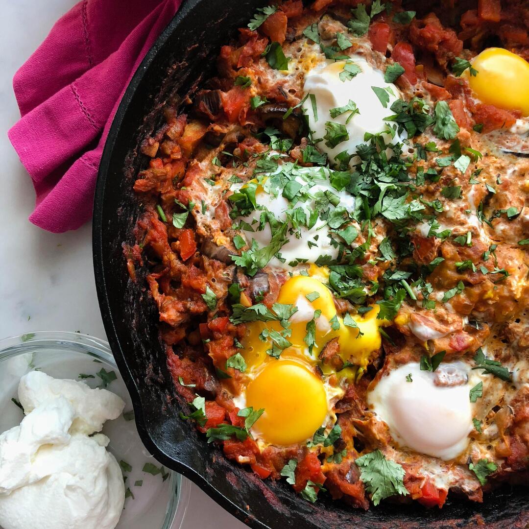 Isarelisches Essen Shakshuka in einer Pfanne