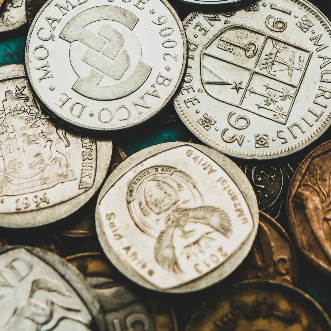 Ein Stapel verschiedener Arten von Geldmünzen