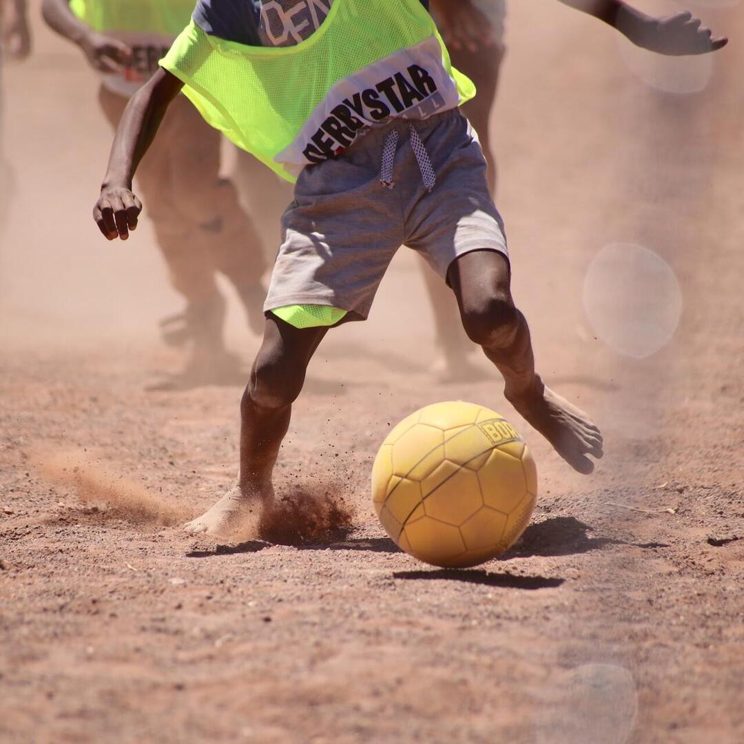 Kind spielt Fußball