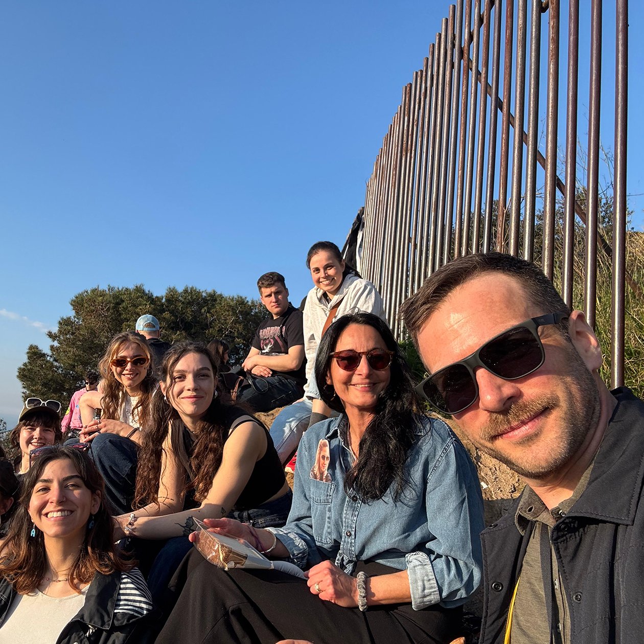 Die Schulleiter der Luise-Kiesselbach Fachschule für Heilerziehungspflege mit Sonnenbrillen und Studierenden beim beruflichen Austausch in Barcelona