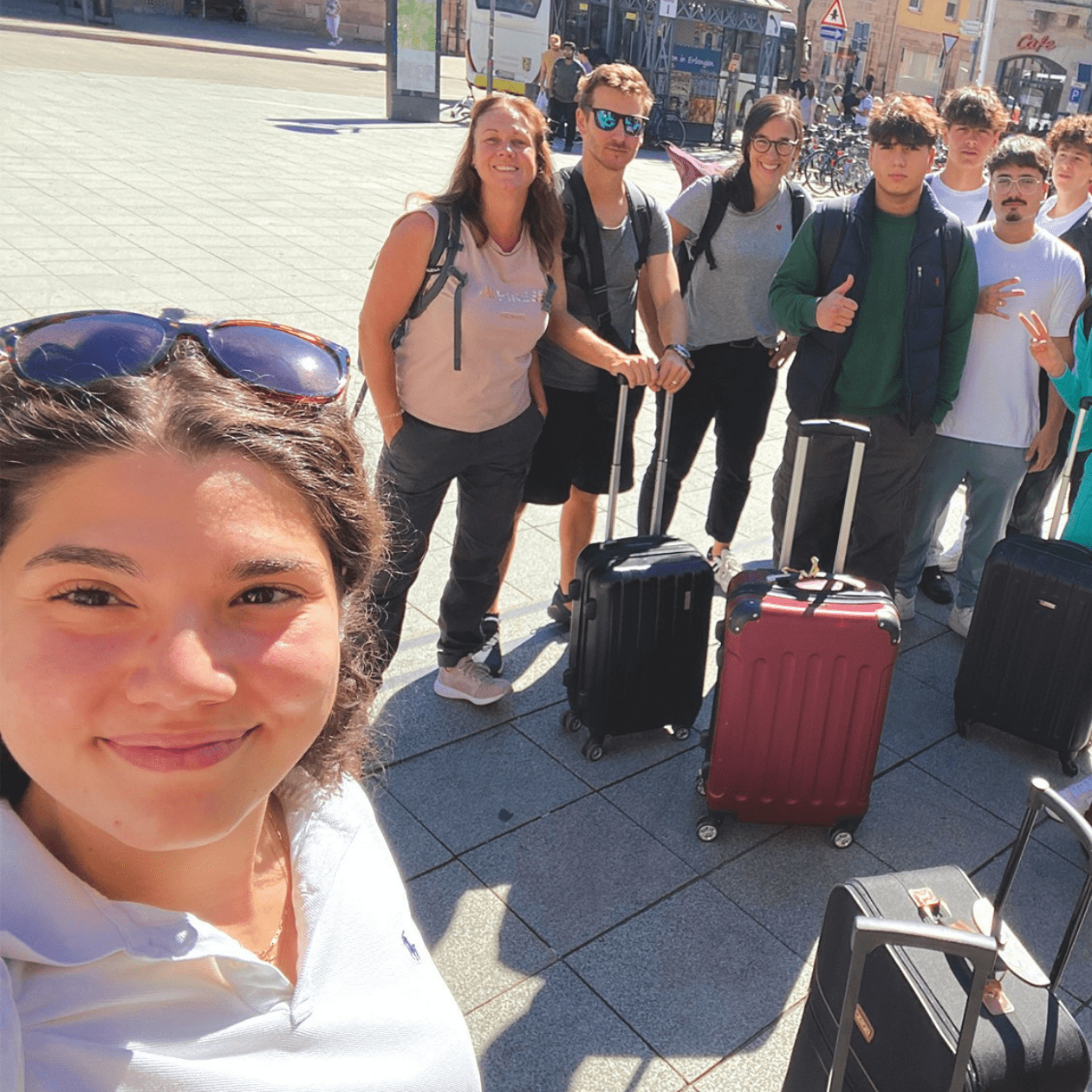 Selfie von Samaa mit ihrer Jugendleiterin und weiteren Jugendlichen aus ihrem Jugendtreff vor der Abreise am Bahnhof in Erlangen