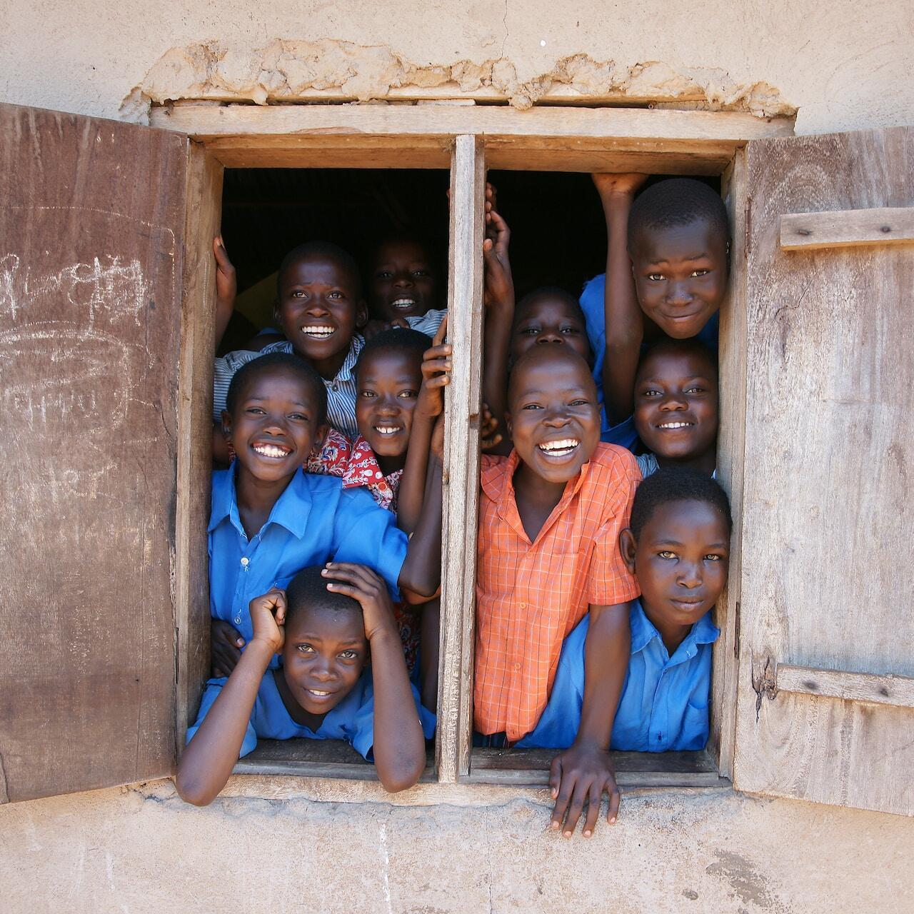 Eine Gruppe von Kindern, die an einem Fenster steht