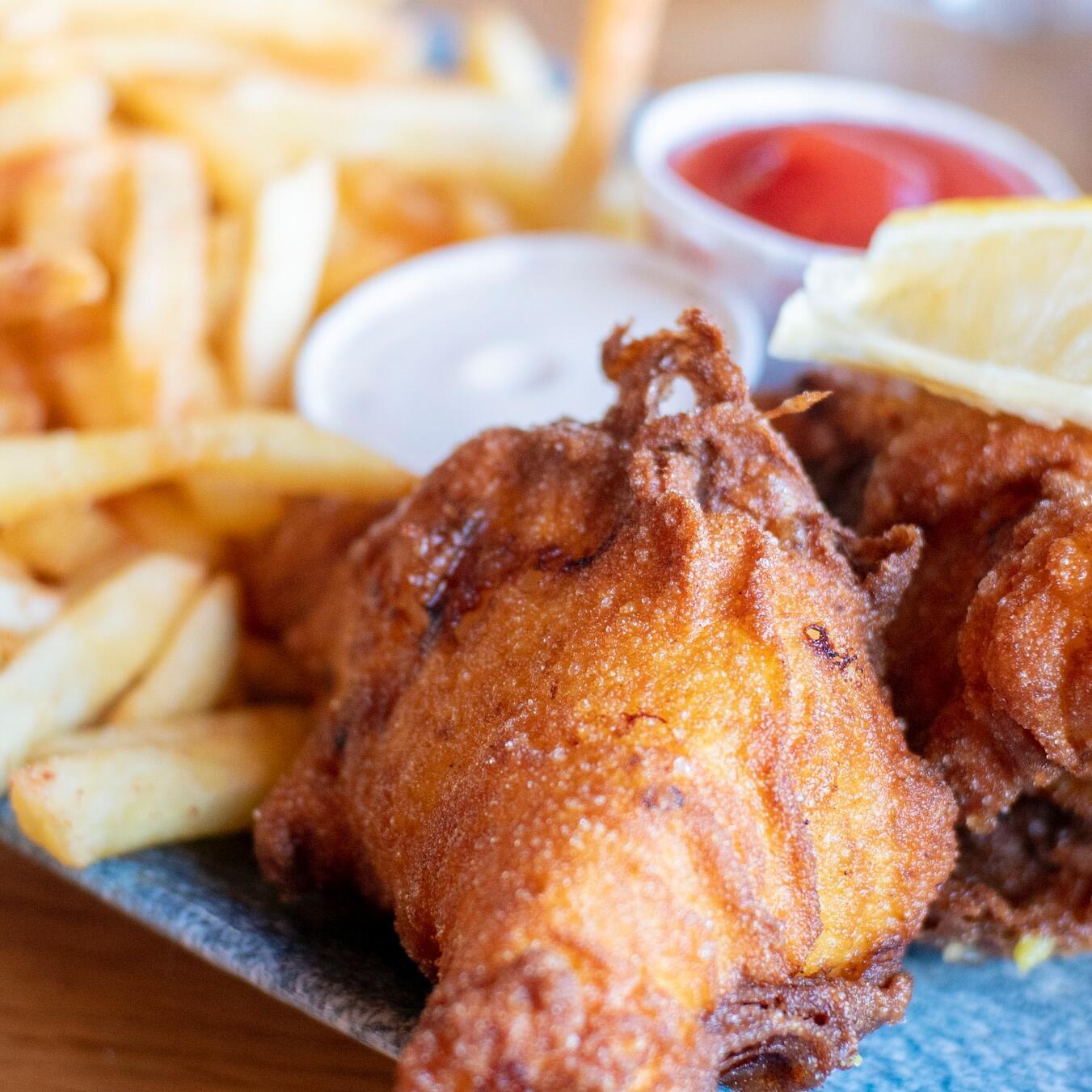 Gebratenes Hähnchen mit Pommes frites und Soßen