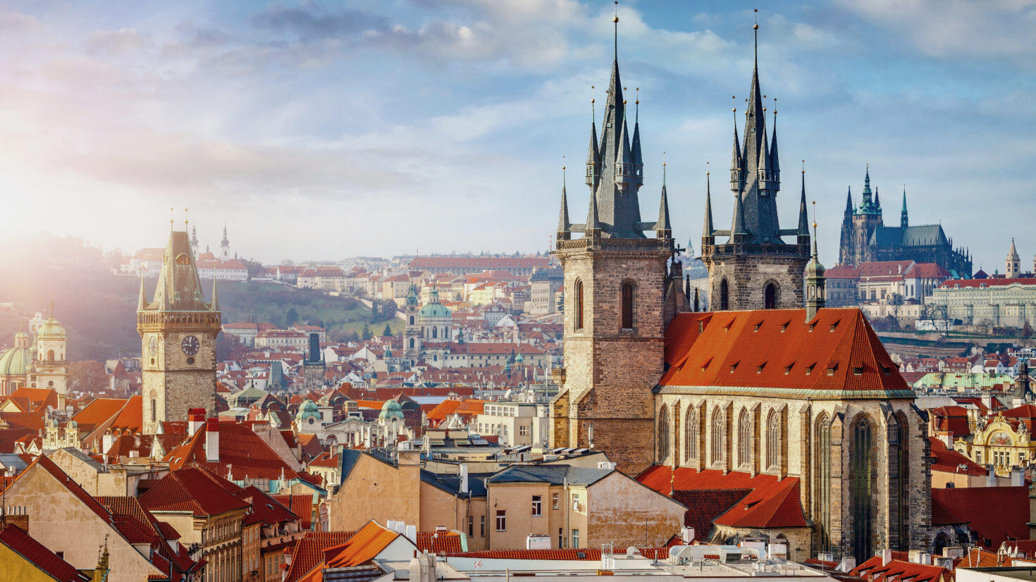 Prag Panorama von Prag mit roten Daechern und hohen Tuermen bei Tag