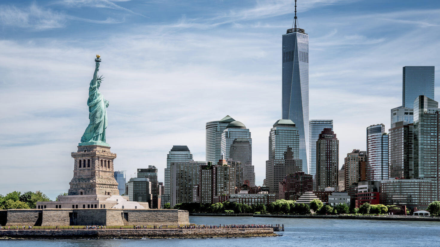 Blick auf die Freiheitsstatue mit One World Trade Center im Hintergrund Hintergrund