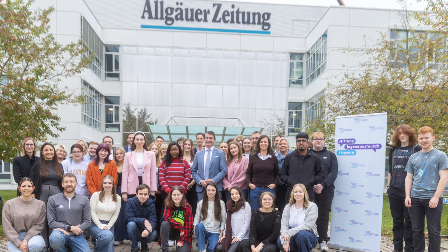 Die gesamte Gruppe von Schülern und Lehrern aus Kempten und Burton-upon-Trent, Organisatoren und Europaminister Eric Beißwenger vor dem Gebäude der Allgäuer Zeitung.