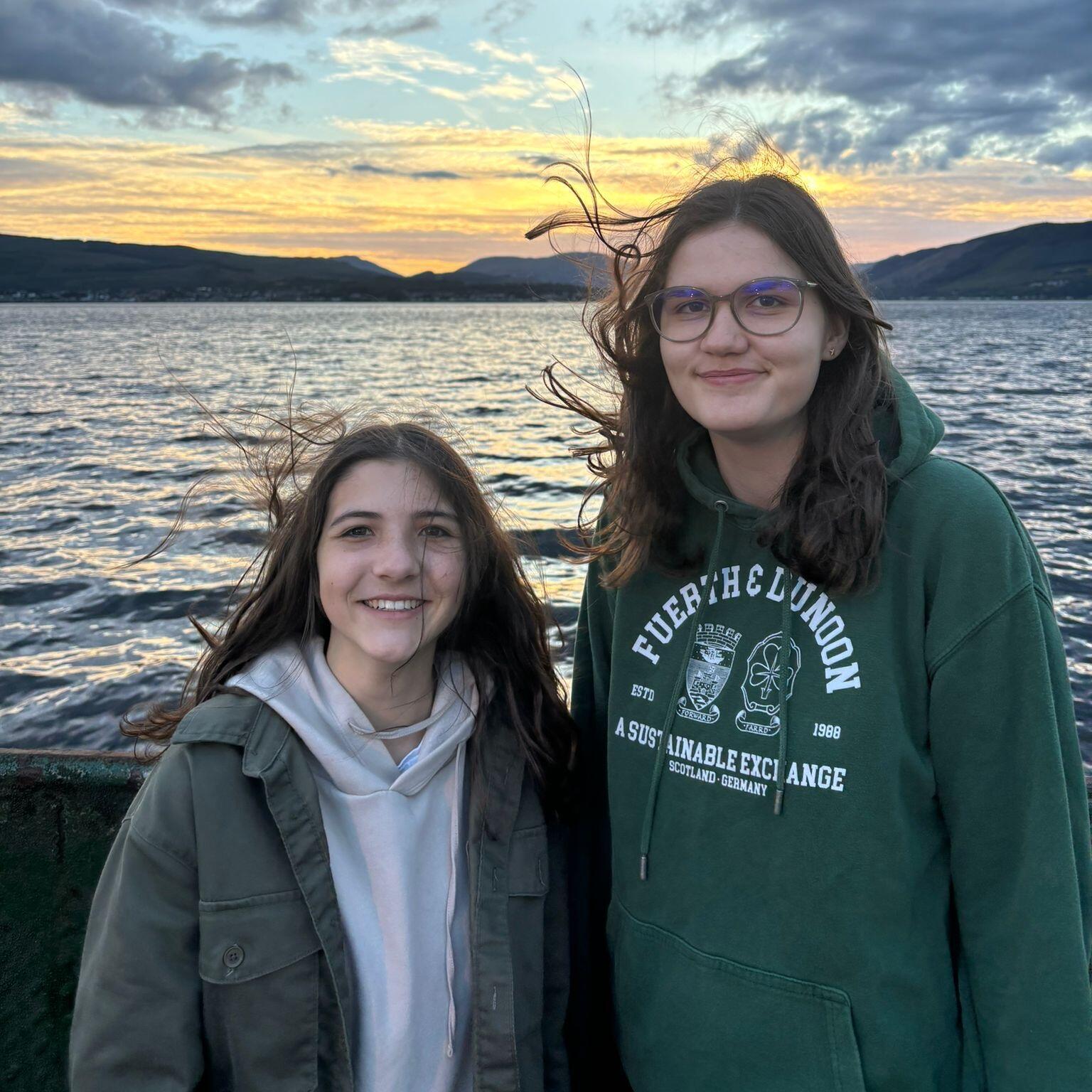 Zwei-Mädchen-vor-einem-See-in-Schottland
