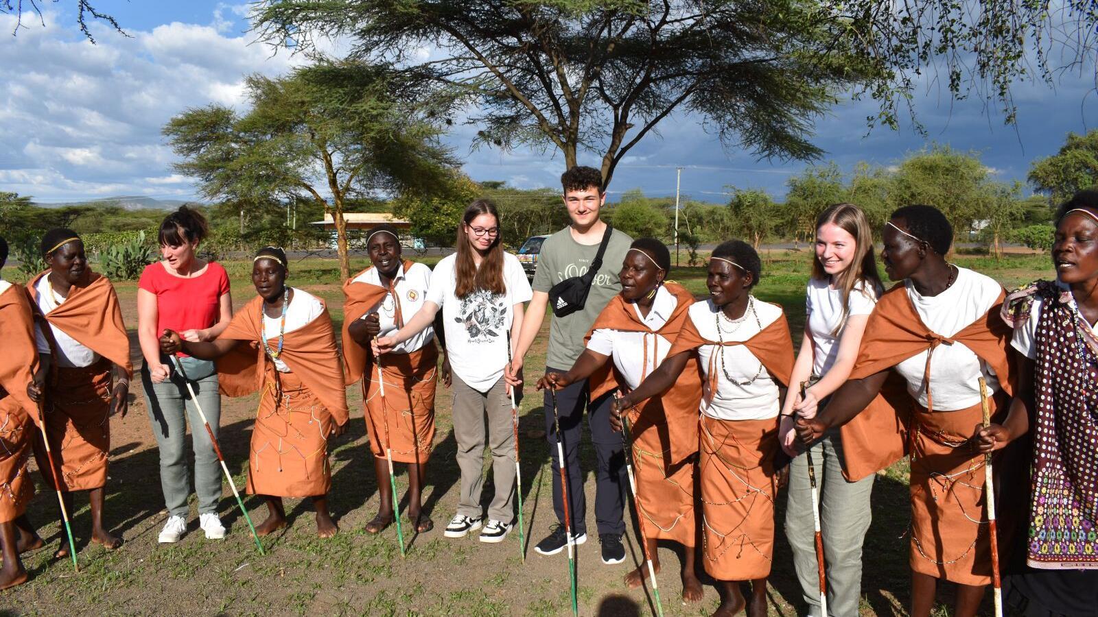 15 Jugendliche der Mittelschule Schwabmünchen beim Besuch in Kapsogo, Kenia.