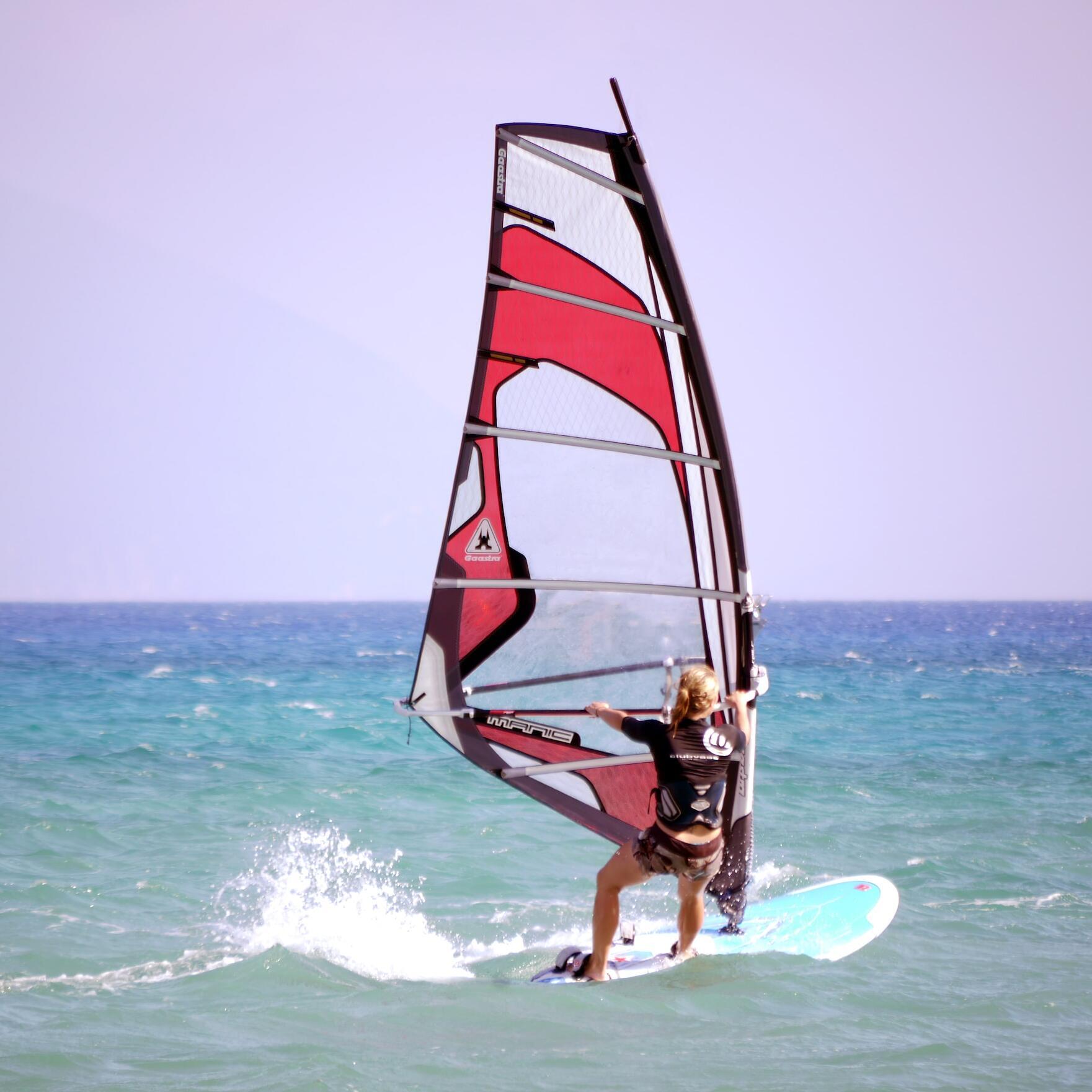 Eine Frau beim Windsurfen im Meer