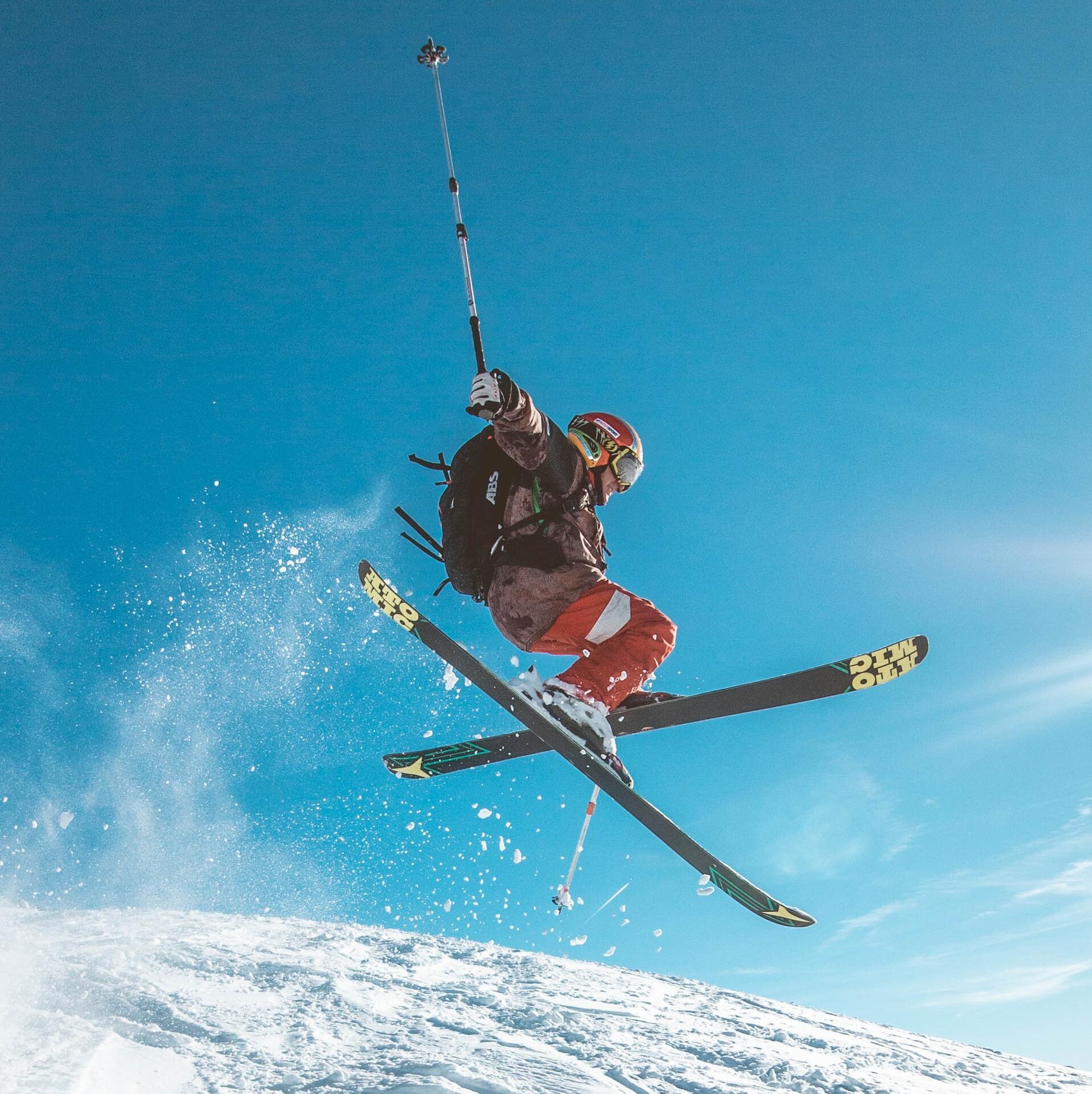 Skifahrer macht Luftsprung Skifahrer macht Luftsprung