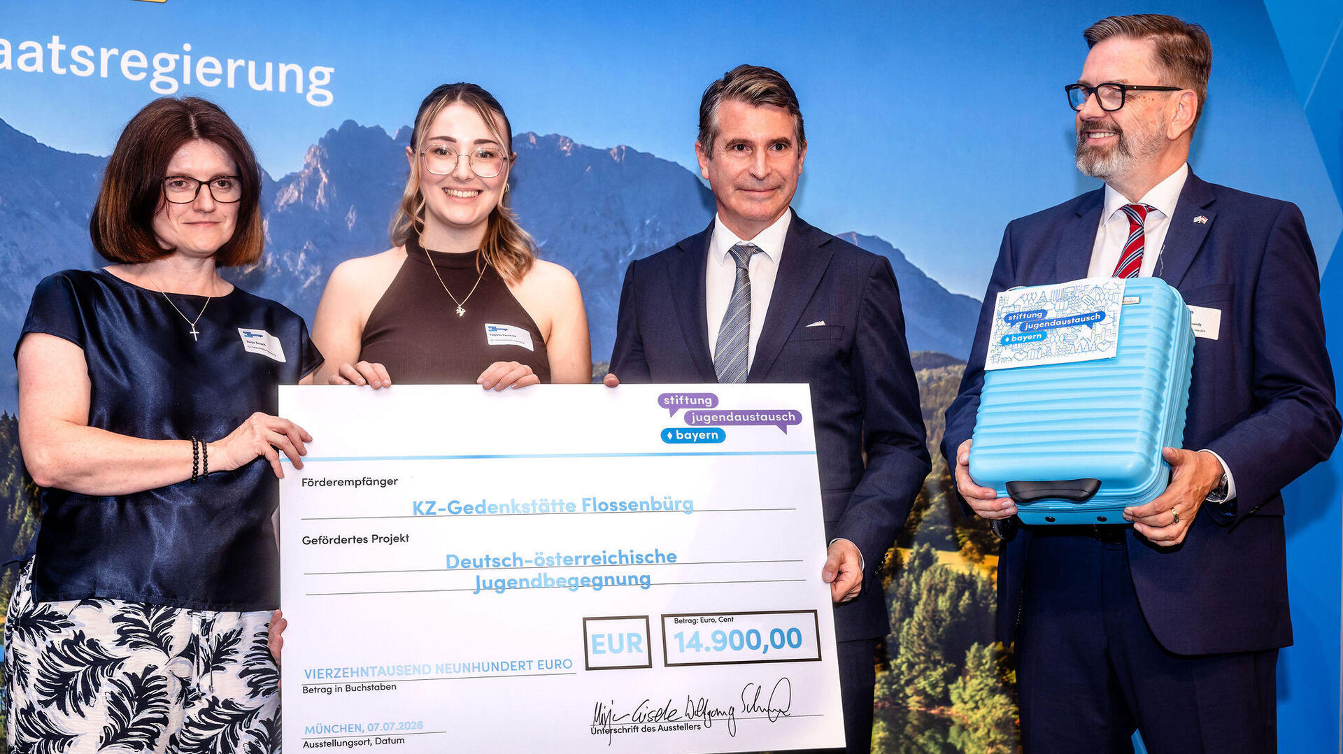 Europaminister Eric Beißwenger und Generalkonsul Albert Bicserdy mit Sonja Sczech und Tatjana Varnhold von der KZ-Gedenkstätte Flossenbürg