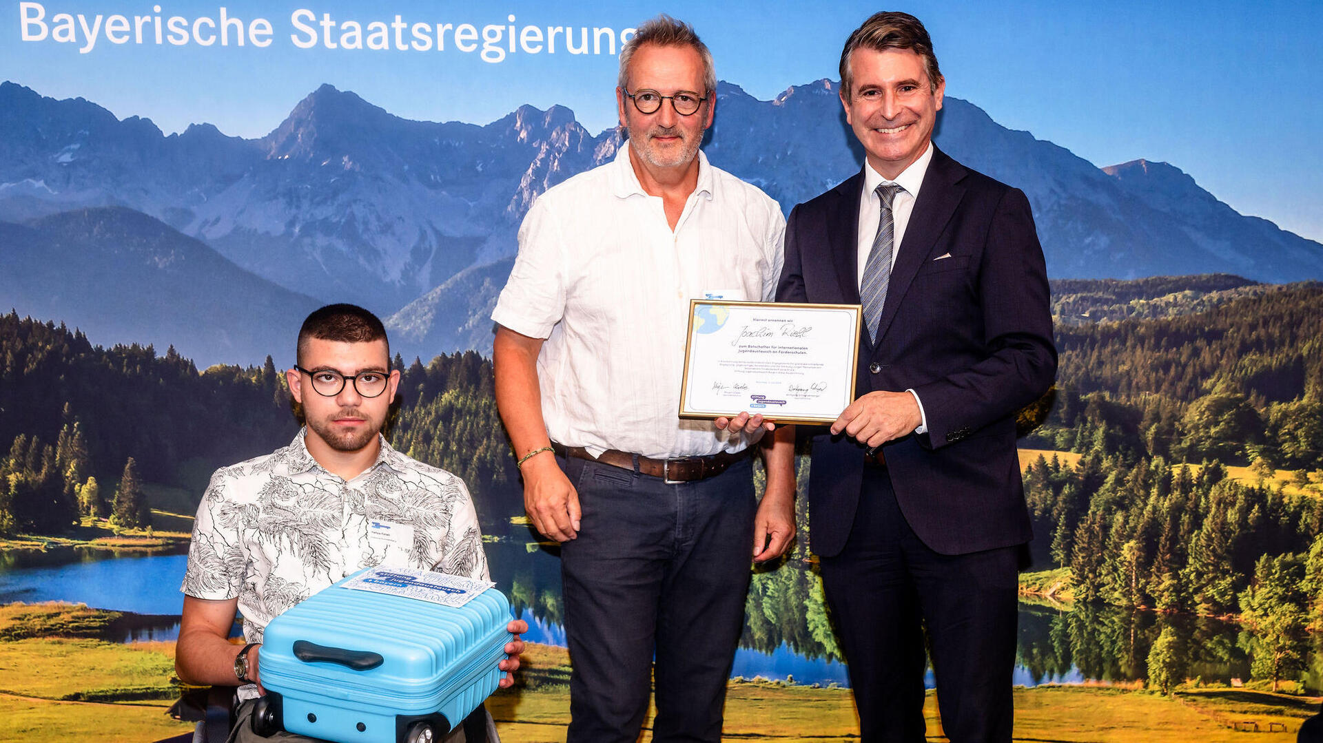 Europaminister Eric Beißwenger mit Joachim Riehl und Yehya Fateh von der Diakonie Rummelsberg