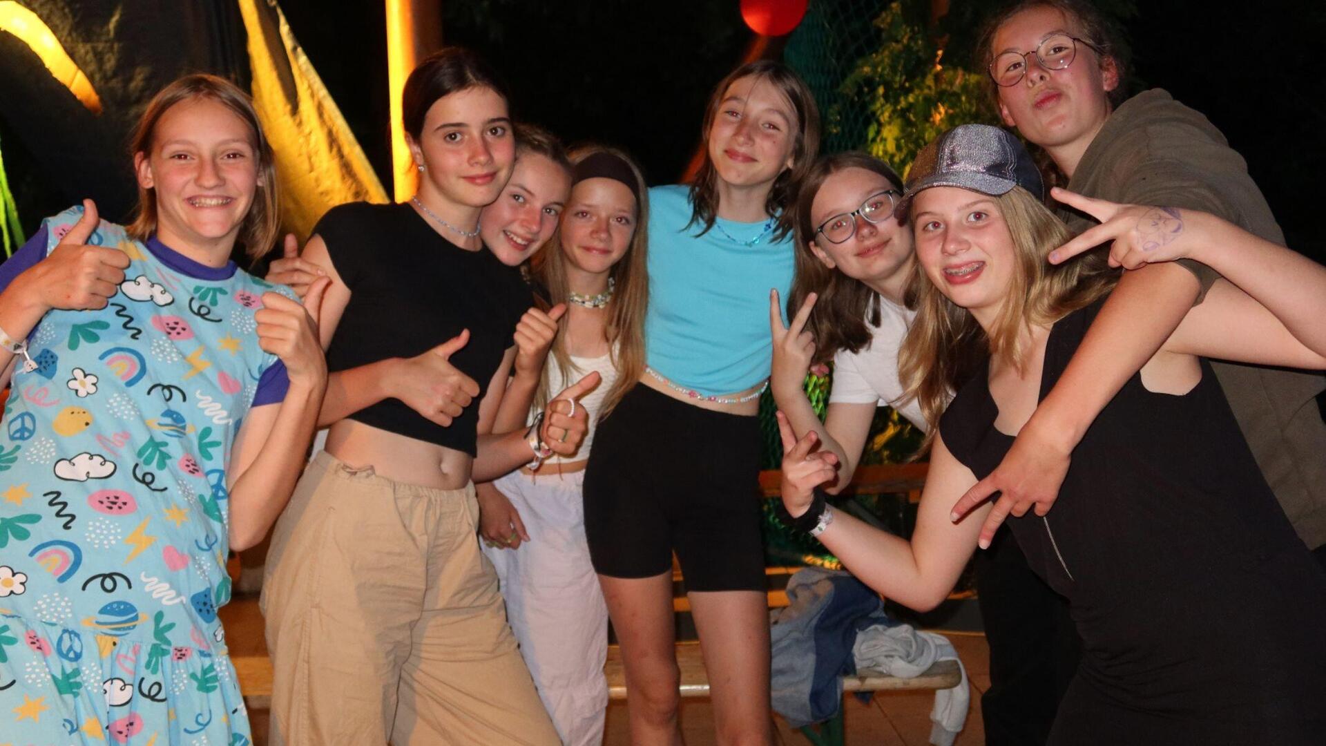 Sechs lachende Jugendliche 