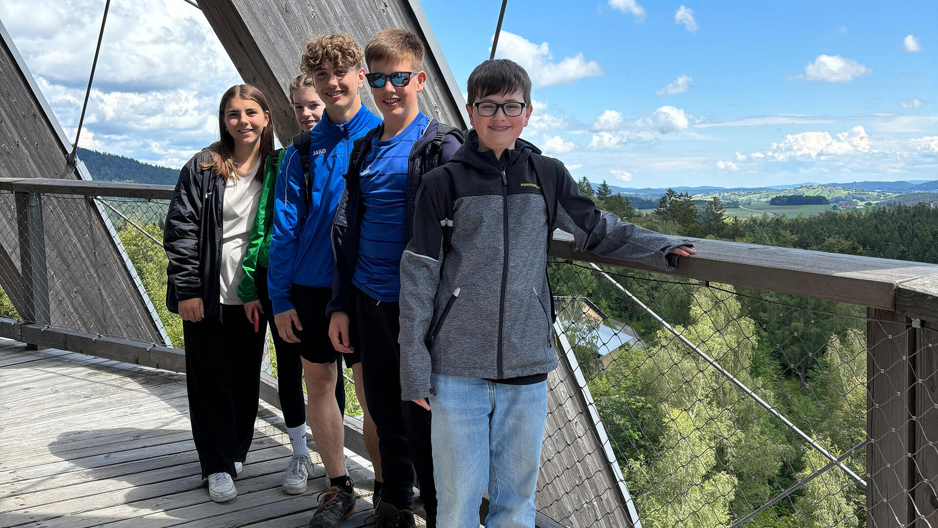 : Larissa, Filomena, Tim, Gregor und Luis aus Wemding beim Schüleraustausch mit Dlouhá Loučka im Bayerischen Wald