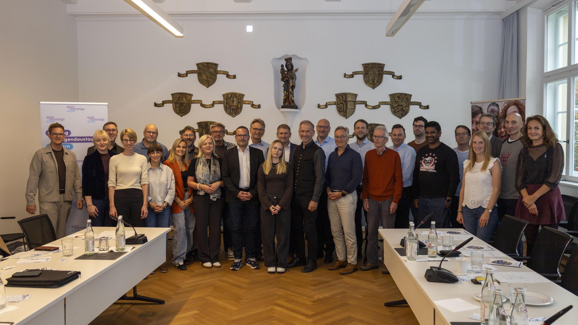 Teilnehmende des Netzwerktreffens im Sitzungssaal des Altöttinger Rathauses
