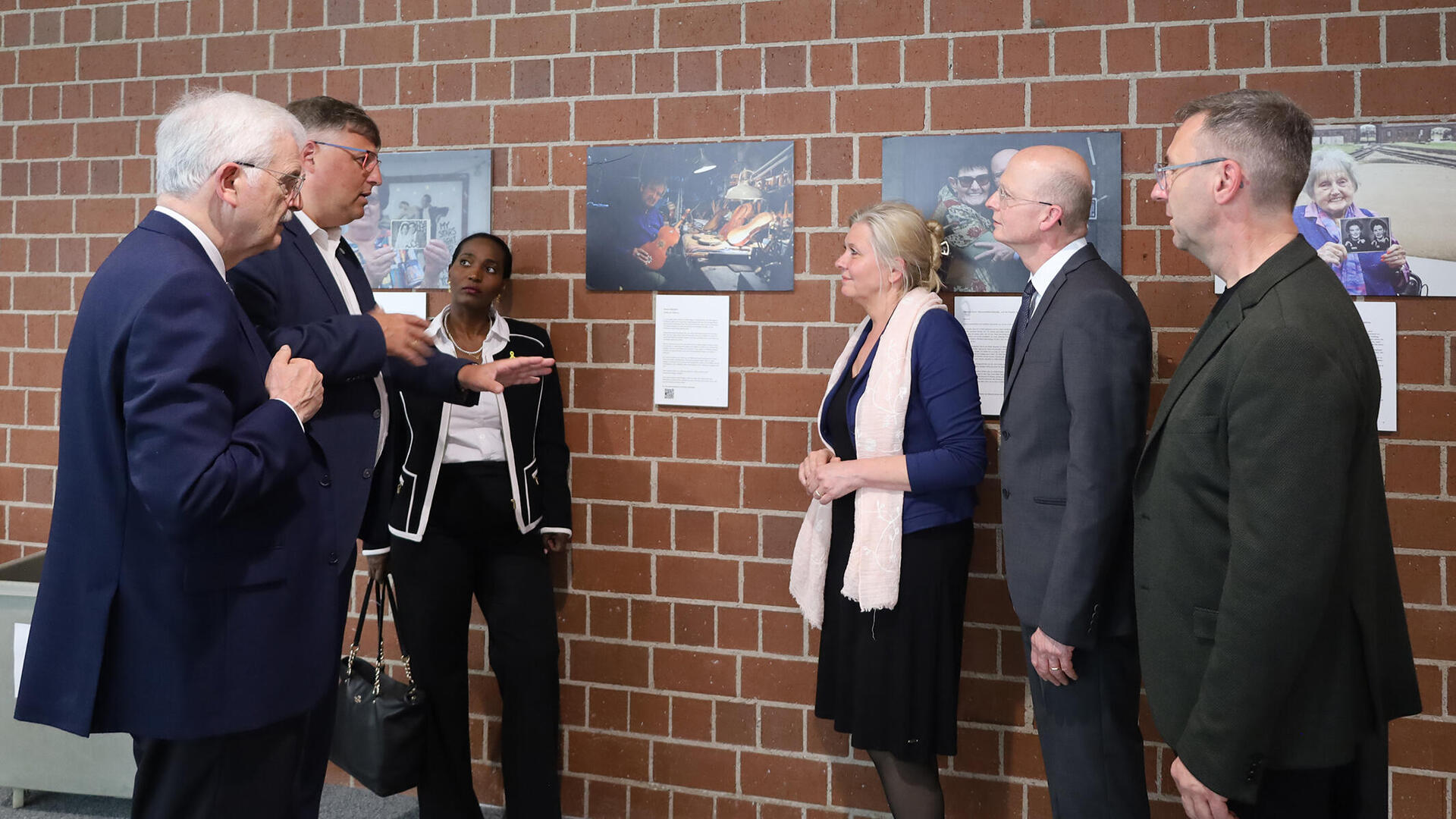 Die Referenten diskutieren über die Ausstellung "Humans of the Holocaust".