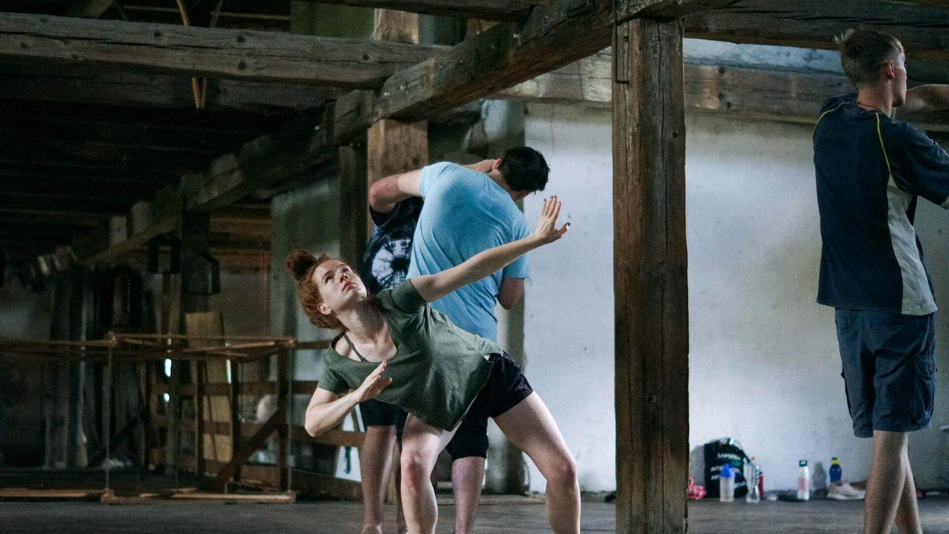 Drei junge Schauspieler in Aktion  