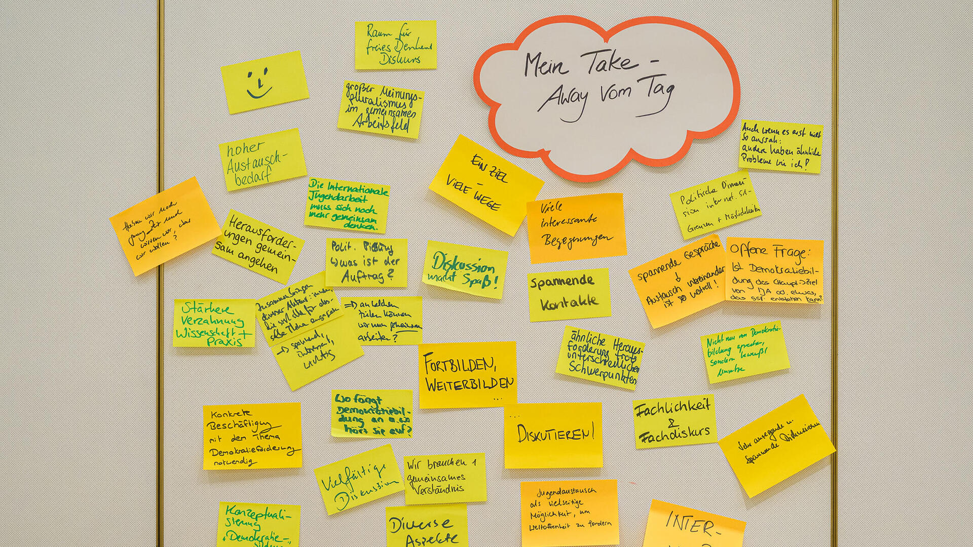 Post-its der Teilnehmenden, in denen sie ihr Take-Away vom ersten Tag festgehalten haben