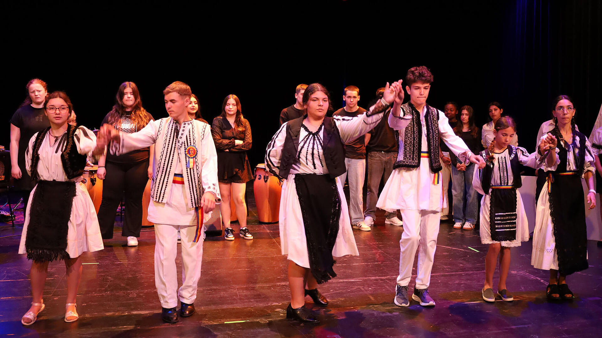 Rumänischer Tanz bei Abschlusskonzert Bayerisch-Rumänischer Schüleraustausch