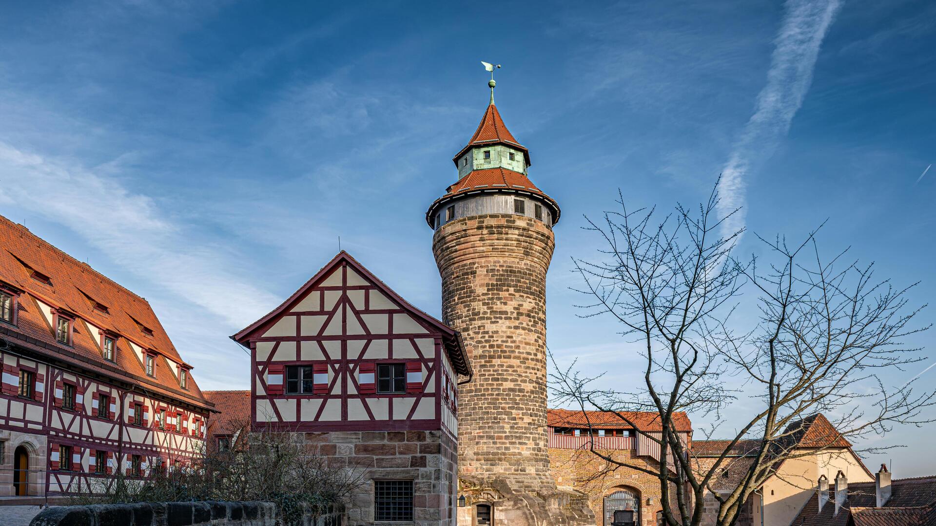 Bild von Nürnberg - Fachwerkhaus und Turm der Burg