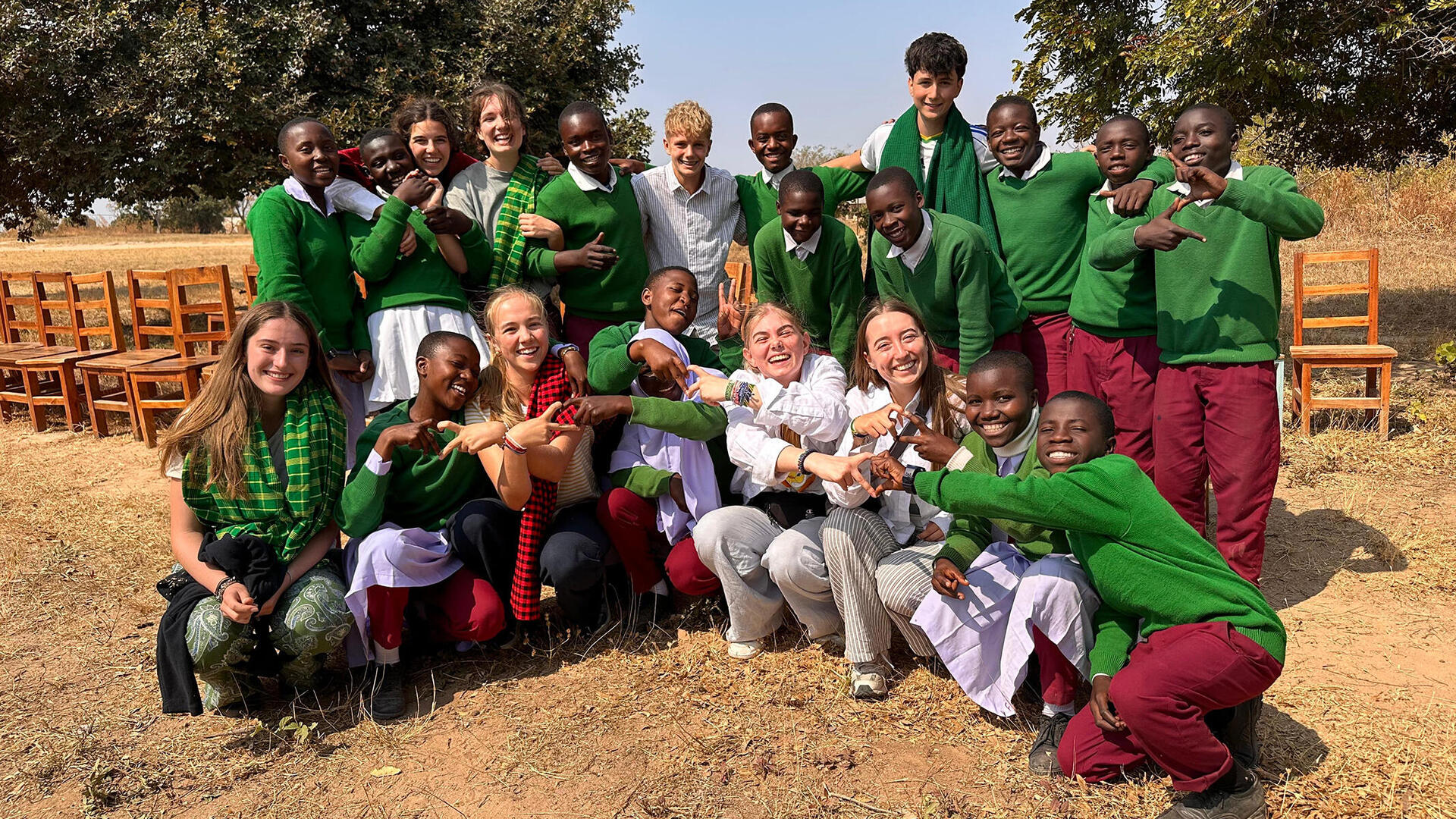 Gruppenfoto der Schüler aus Haar und Ilembula.