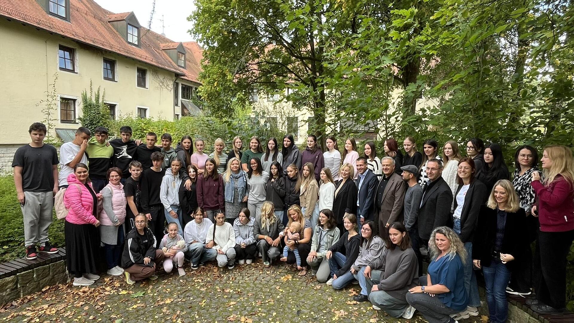 Gemeinsames Gruppenfoto mit den Schülern, den Teamern und den Gästen bei "First Class Mates"