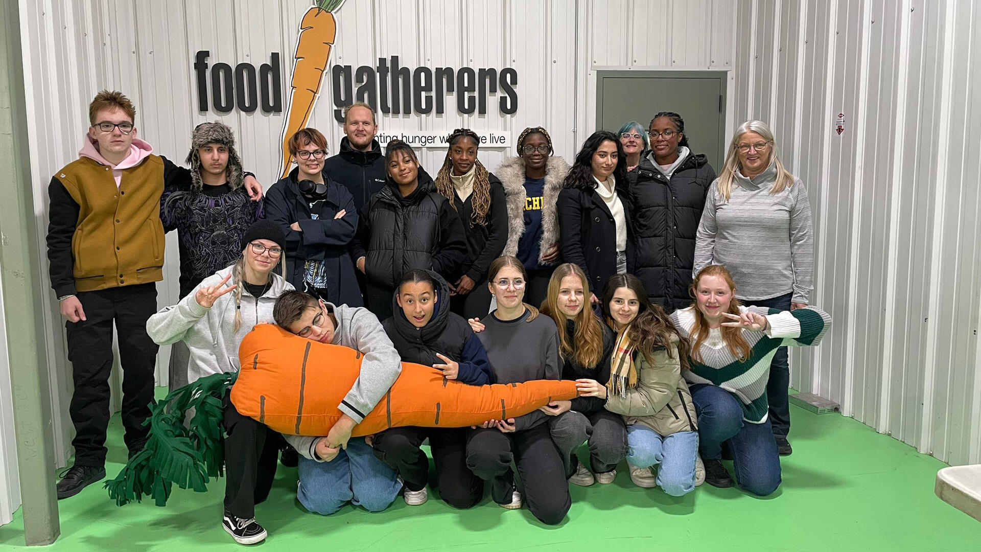 Münchner Mittelschüler bei der Arbeit in einem sozialen Projekt bei USA for you