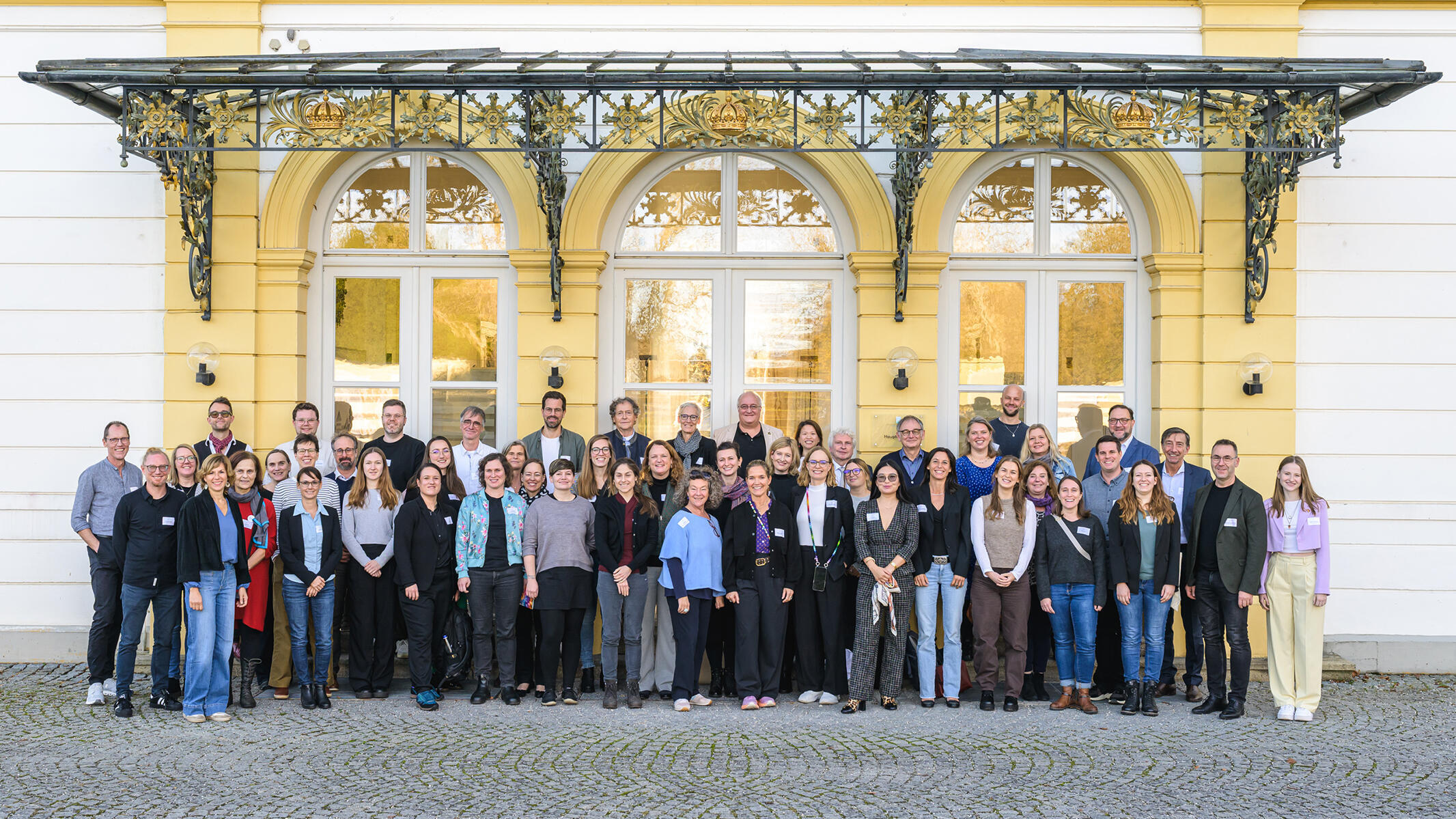 Gruppenfoto der Teilnehmenden vor dem Schloss Fürstenried.