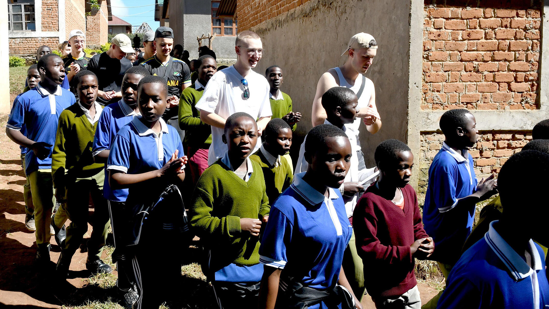 Gemeinsam machen sich Schülerinnen und Schüler aus Veitshöchheim und Mapanda auf den Weg zum Schulgarten. 