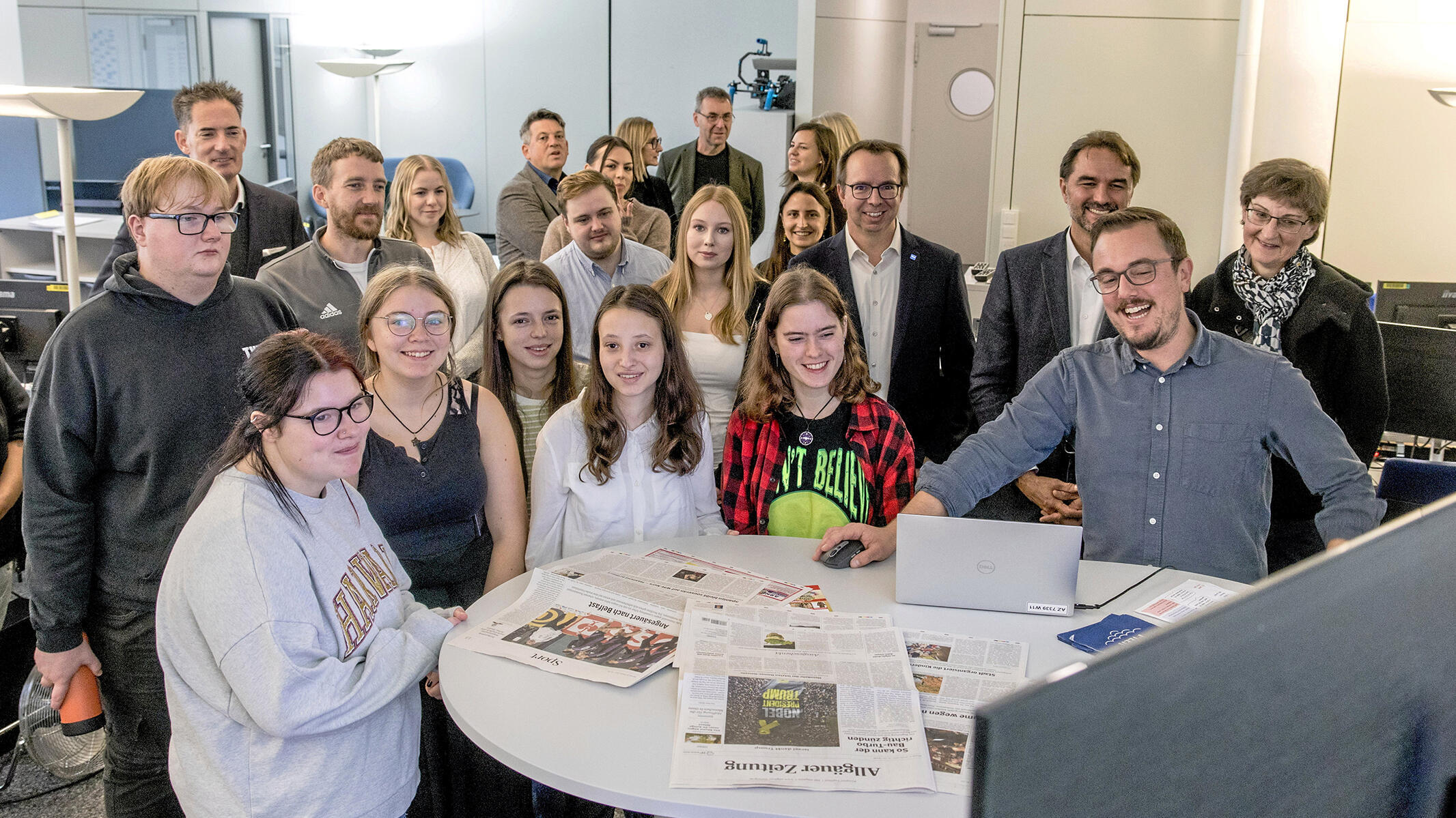 Der stellvertretende Leiter der Digitalredaktion zeigt den Schülerinnen und Schülern aus Bayern und England, wie Print- und Online-Journalismus bei der Allgäuer Zeitung funktioniert.