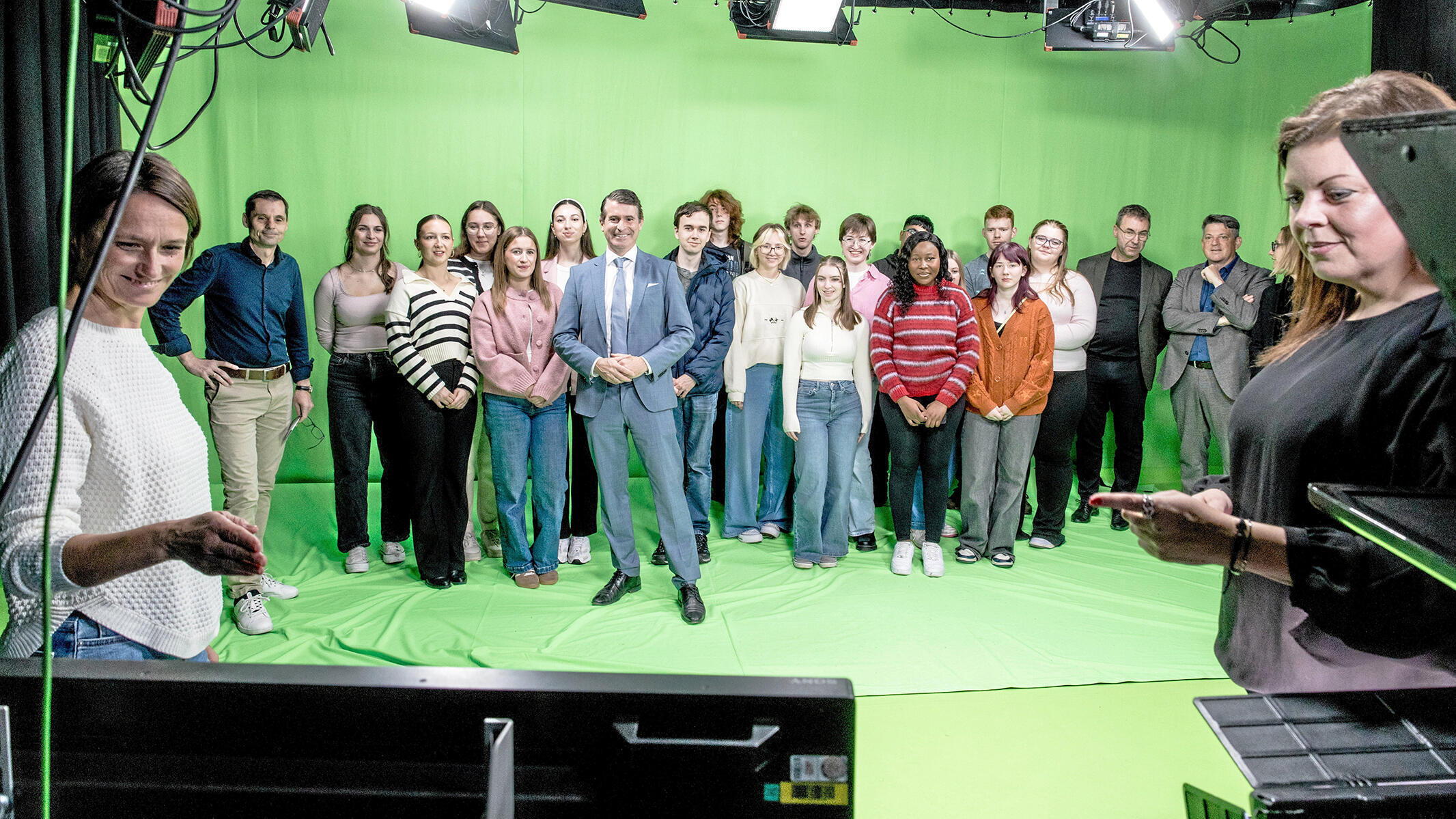 Europaminister Eric Beißwenger zusammen mit Berufsschülern aus Kempten und Burton-upon-Trent im Fernsehstudio vor dem Green Screen.