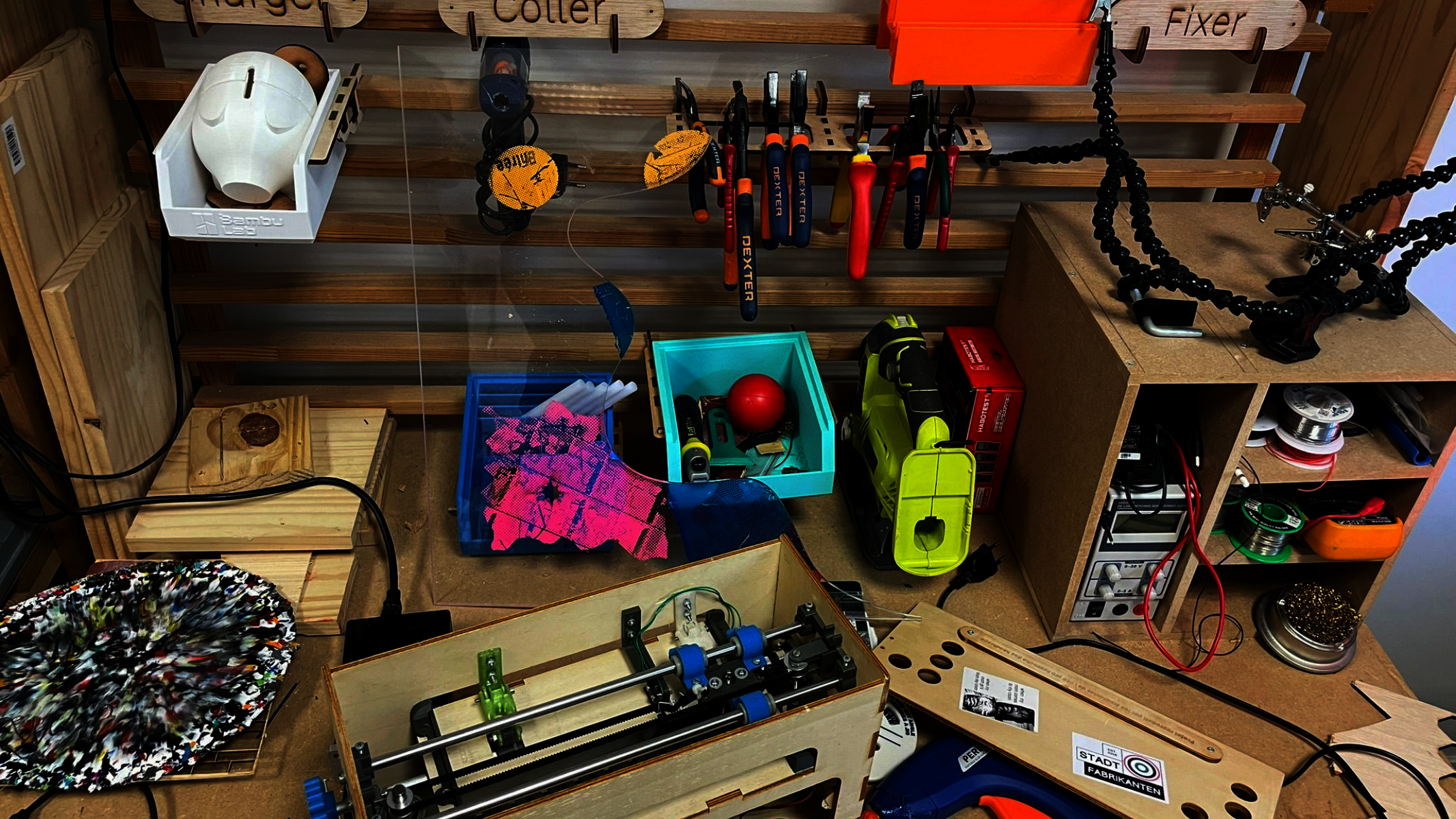 Verschiedene Werkzeuge in Werkbank