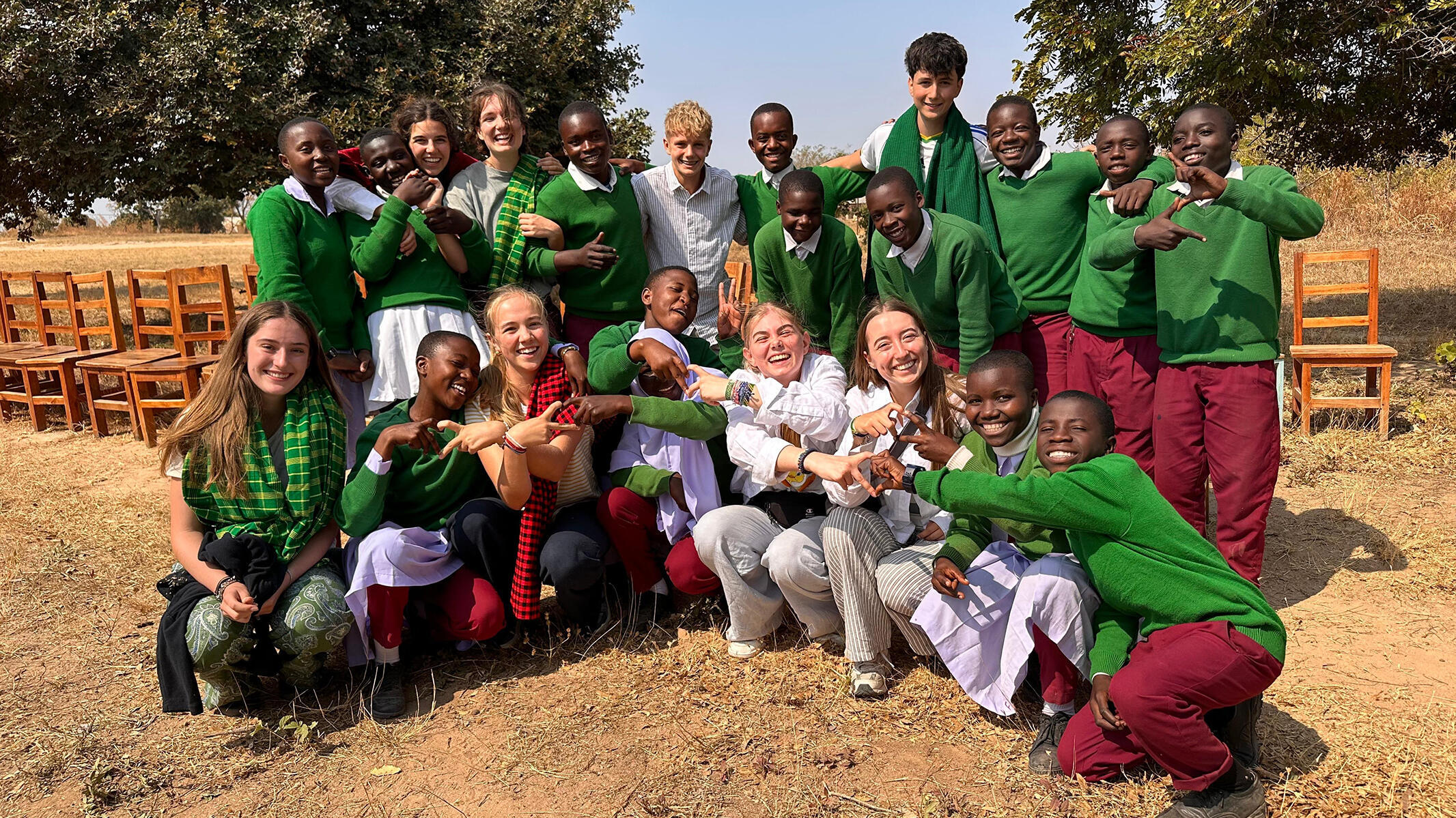 Gruppenfoto der Schüler aus Haar und Ilembula.