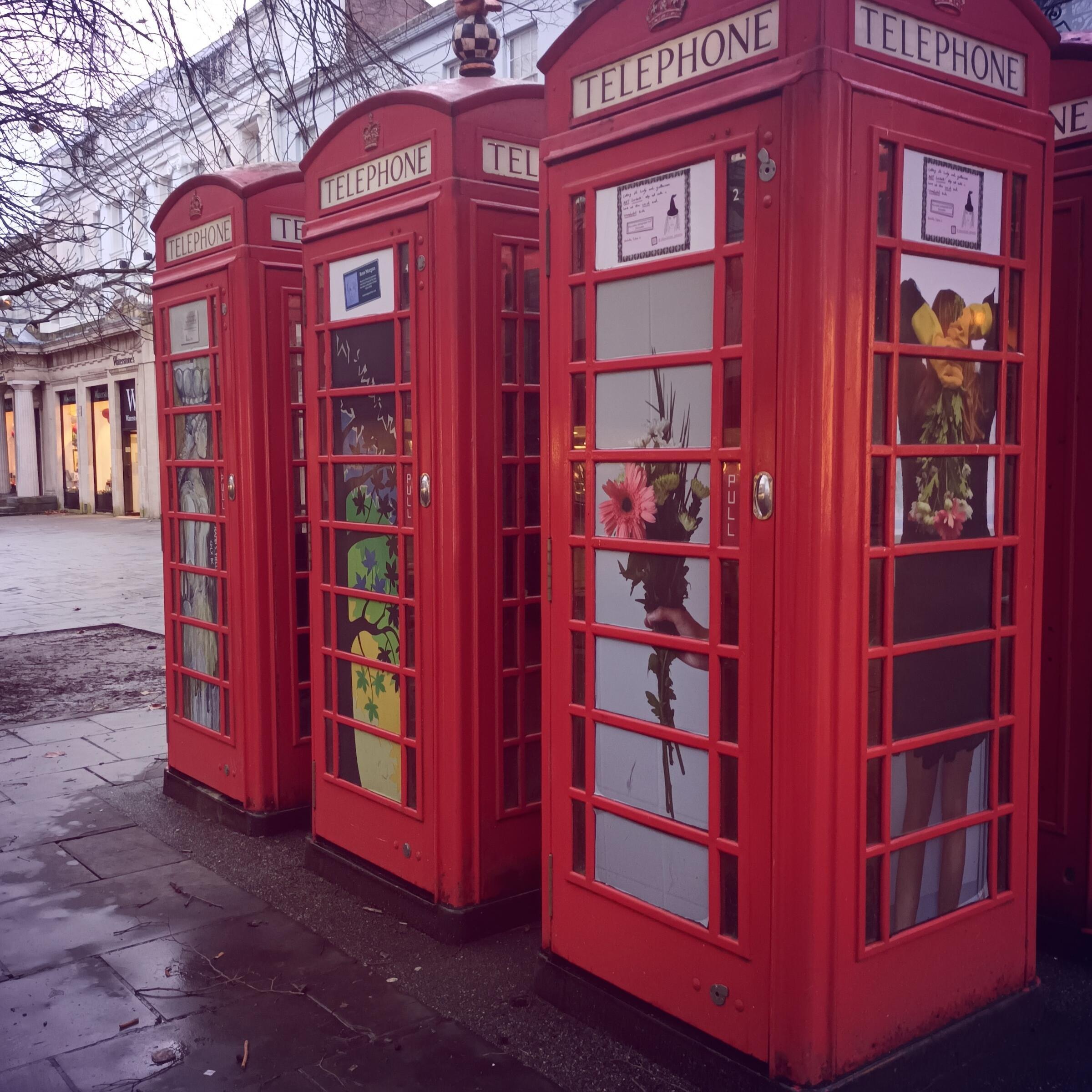 Eine Reihe roter Telefonzellen in London