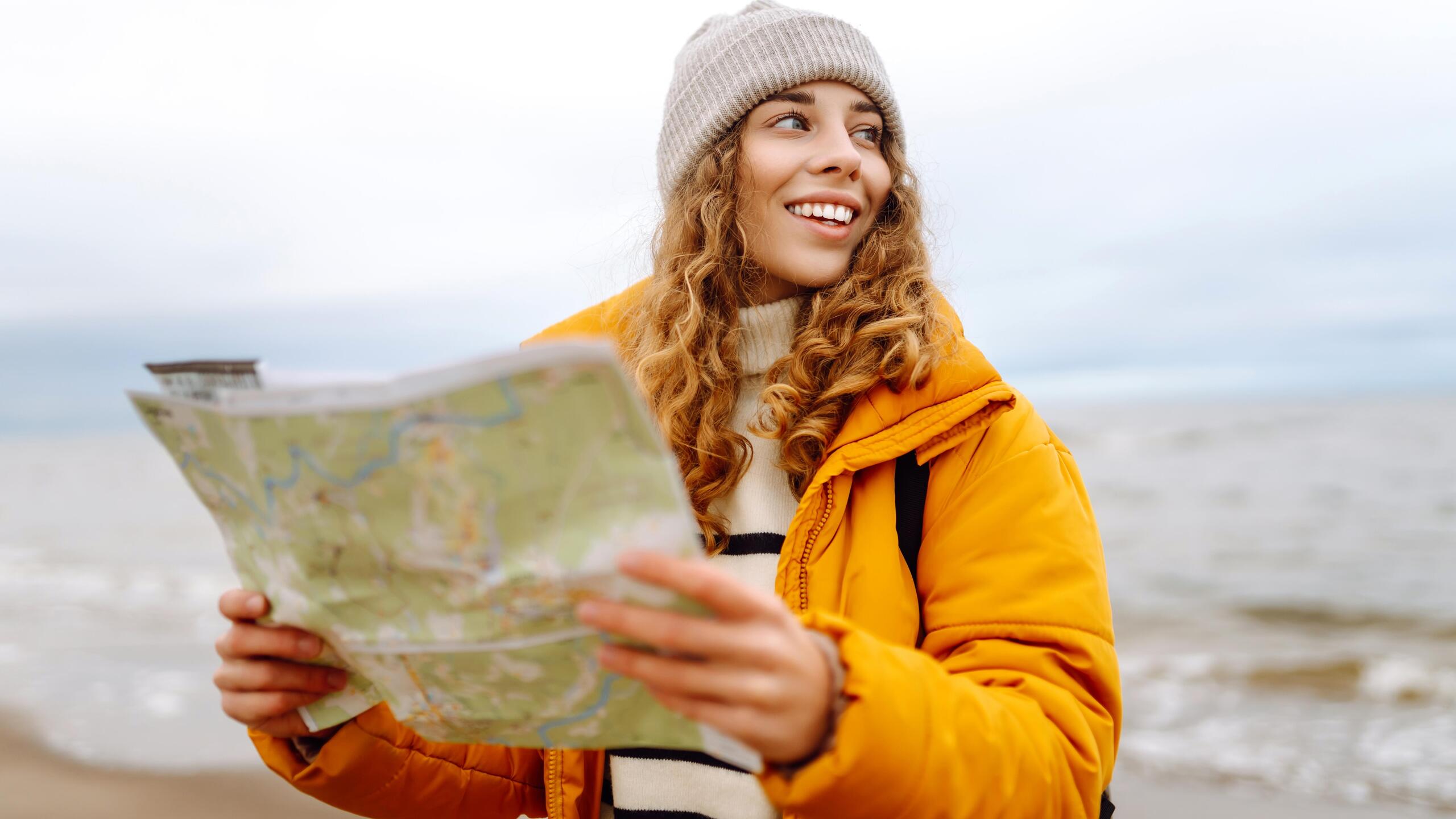 Junge Frau mit Karte in der Hand