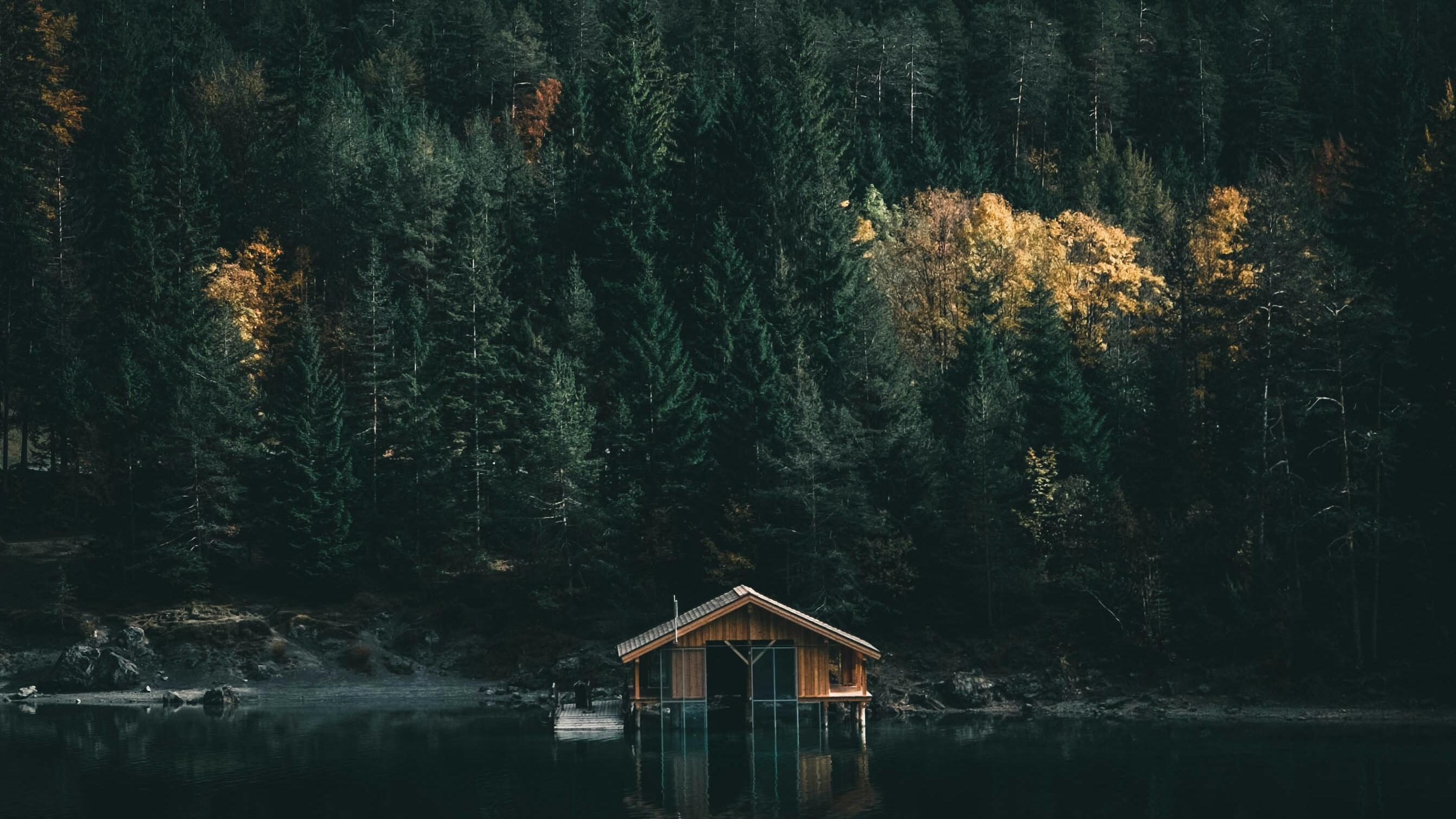 Holzhaus am See mit Hintergrund Wald