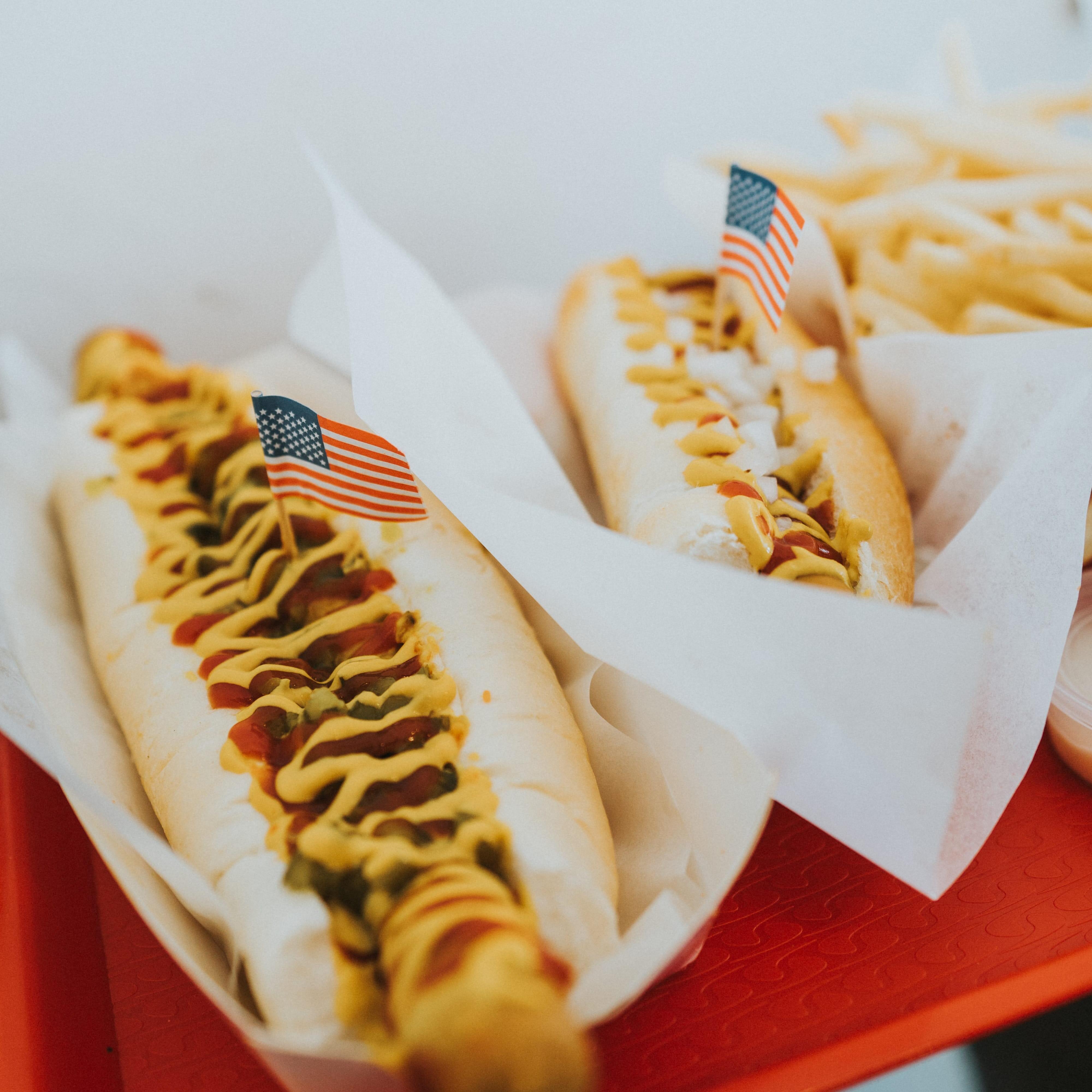 Nahaufnahme von zwei Hotdogs auf einem Tablett