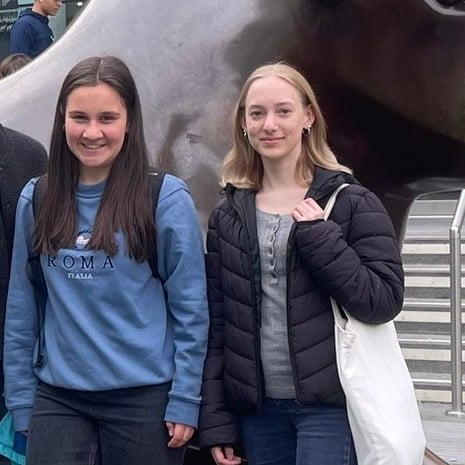 Anna und Nadina in England bei einem Schueleraustausch