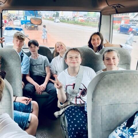 Ruby (hinten rechts), Lilli und Lina (vorne rechts) beim Schulaustausch in Ghana