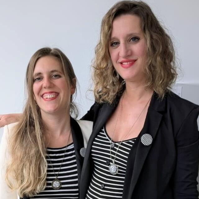 Die beiden Lehrkräfte Magdalena Stemplinger und Kathleen Dupuy-Roudel im Partneroutfit am Abschiedsabend.