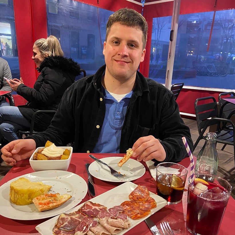 Azubi Daniel aus München beim Tapas essen in Barcelona