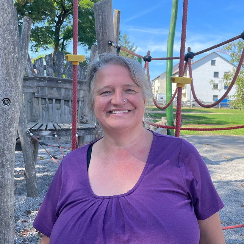 Sozialarbeiterin Tanja Kämmerle steht vor einem Spielplatz